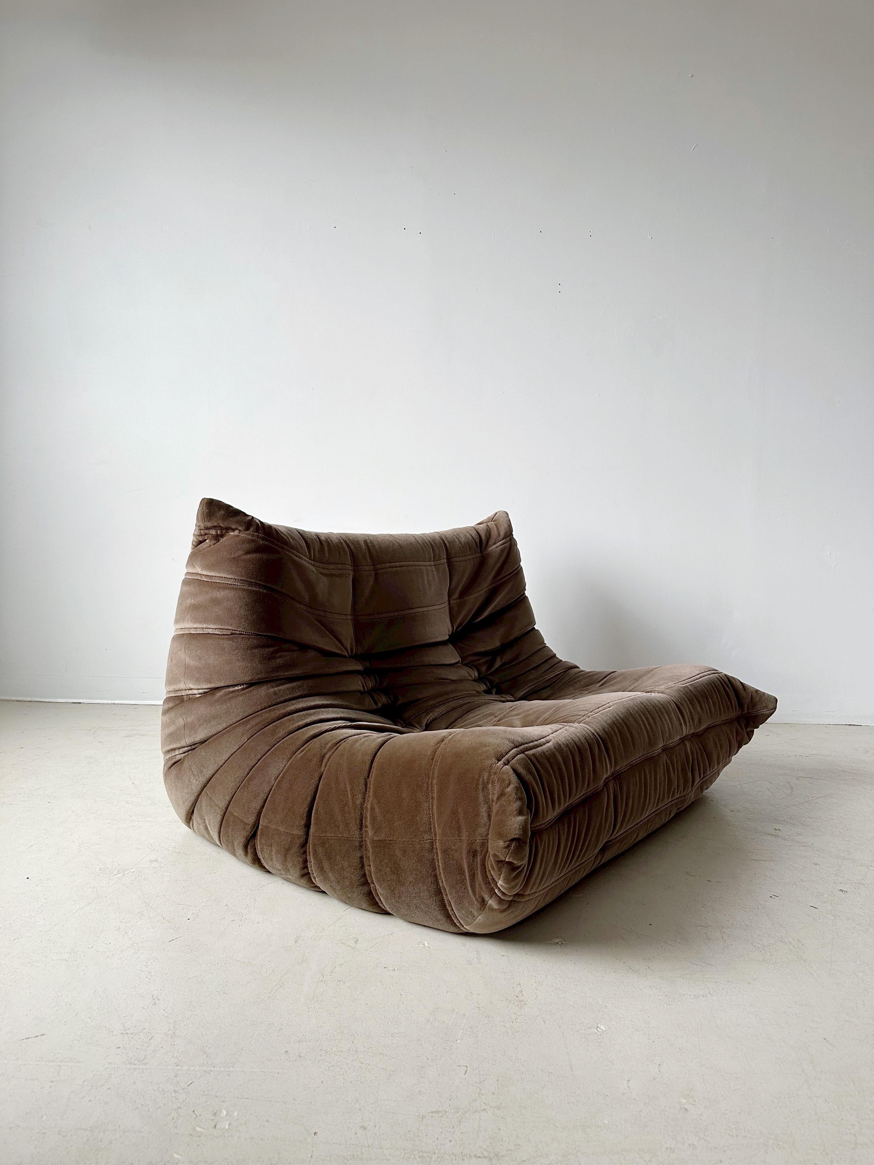 Vintage Brown Velvet Togo Love Seat by Michel Ducaroy for Ligne Roset, manufactured by Airborne/Arconas Canada, 80's

Arconas was the licensed North American manufacturer of Ligne Roset for a very brief period in the 80's. Original