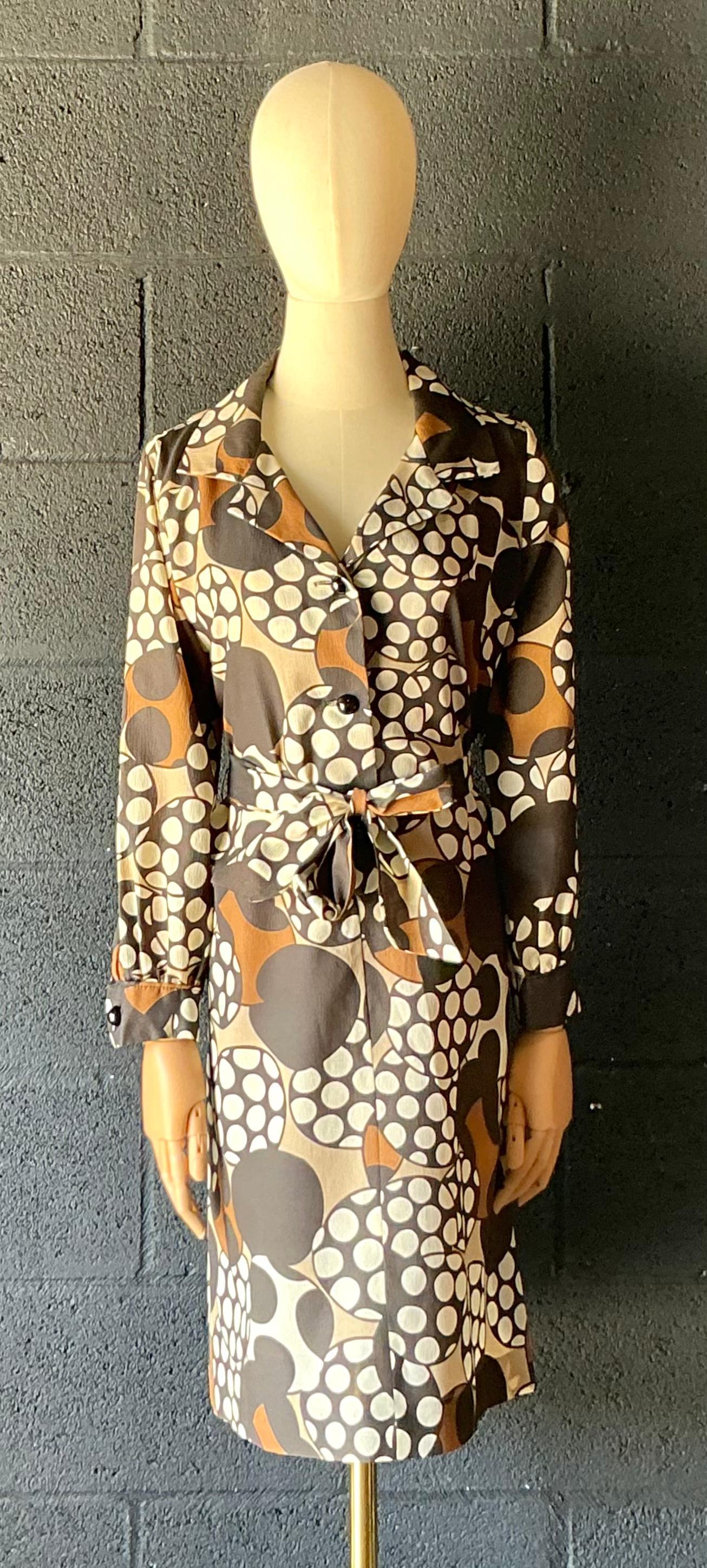 Ein braun-weiß gemustertes Kleid im Vintage-Stil ist ein stilvolles und vielseitiges Kleidungsstück mit zeitlosem Charme. Die Kombination aus klassischen Farben, Vintage-Mustern und schmeichelhaften Silhouetten macht dieses Kleid perfekt für