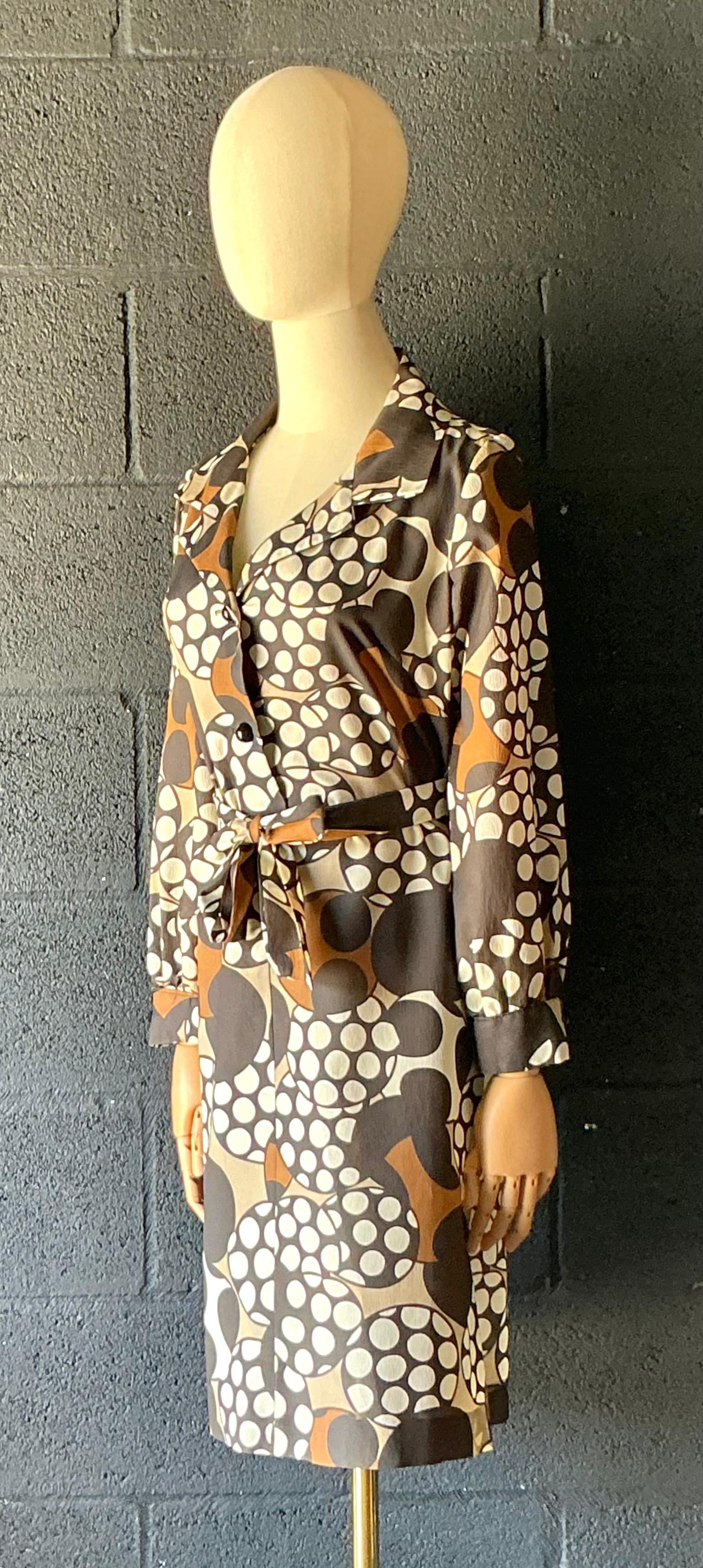 Braun & Weiß gemustertes Vintage-Kleid für Damen oder Herren im Angebot