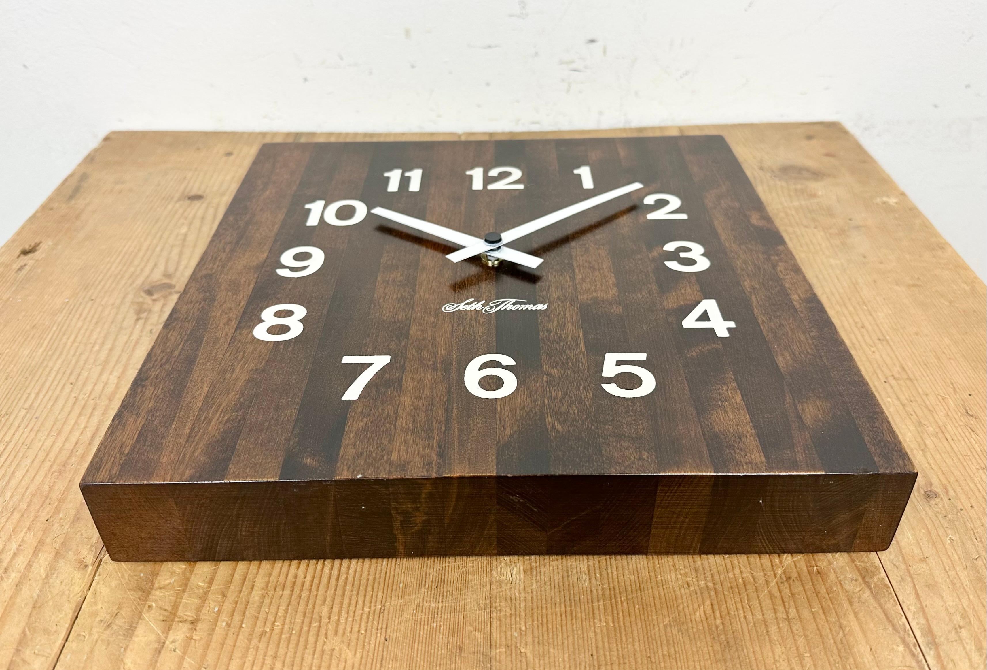 Vintage Brown Wooden Wall Clock from Seth Thomas, 1980s In Good Condition For Sale In Kojetice, CZ