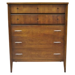 Vintage Broyhill Saga Mid-Century Modern Walnut Carved Star Tall Chest Dresser (anglais)
