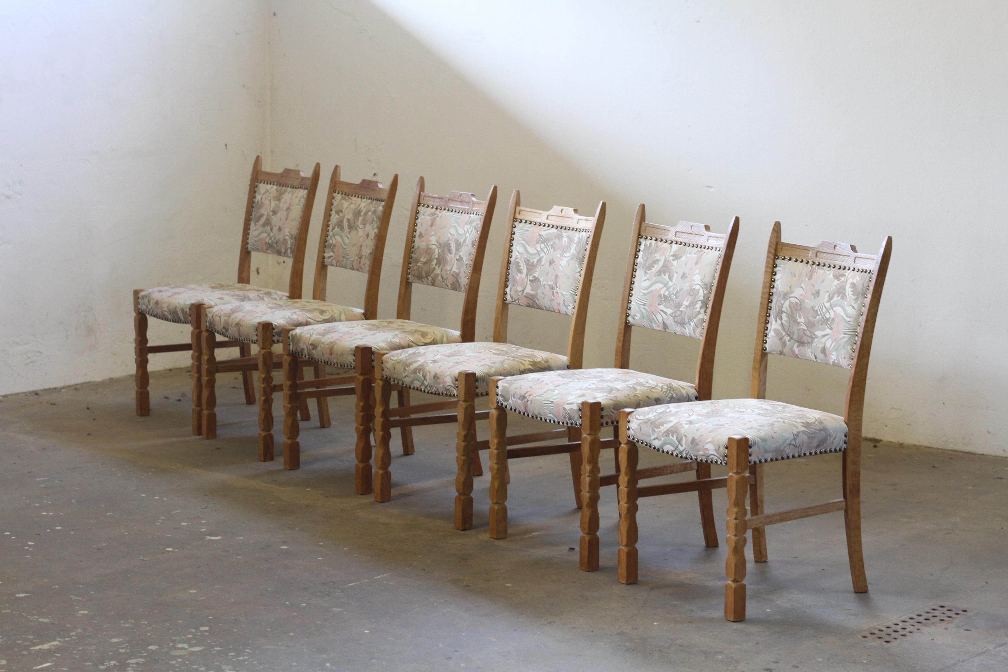 Realizzata in Danimarca negli anni '60/'70, ispirata allo stile brutalista/barocco di Henning Kjærnulf. Ogni sedia è solida, senza danni al legno, e il tessuto è in buono stato, con solo alcune macchie qua e là, che abbiamo fotografato (le macchie
