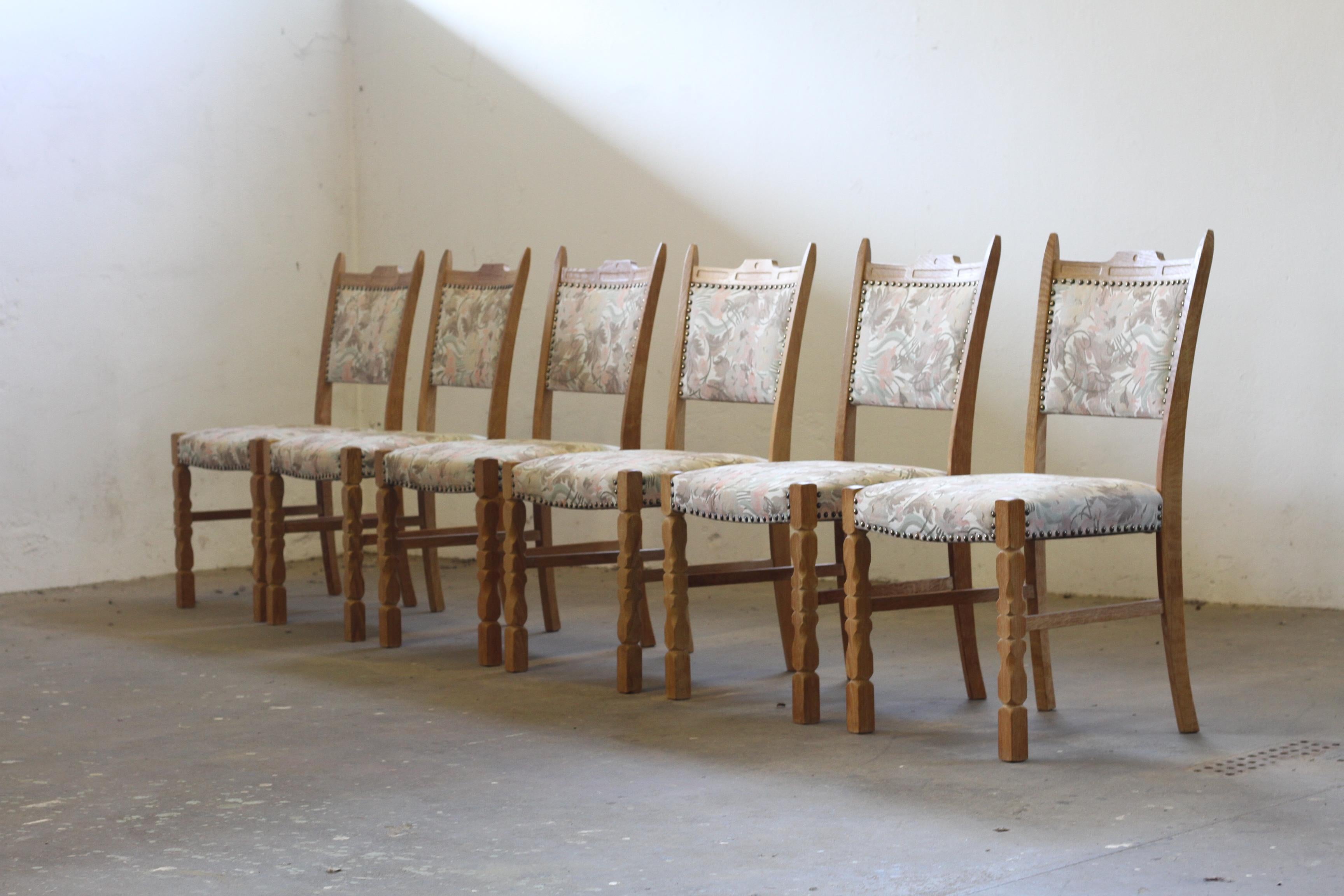 Scandinavo moderno Sedie da pranzo danesi Brualist in Oak nello stile di Henning Kjærnulf, anni '60, Set di 6 in vendita