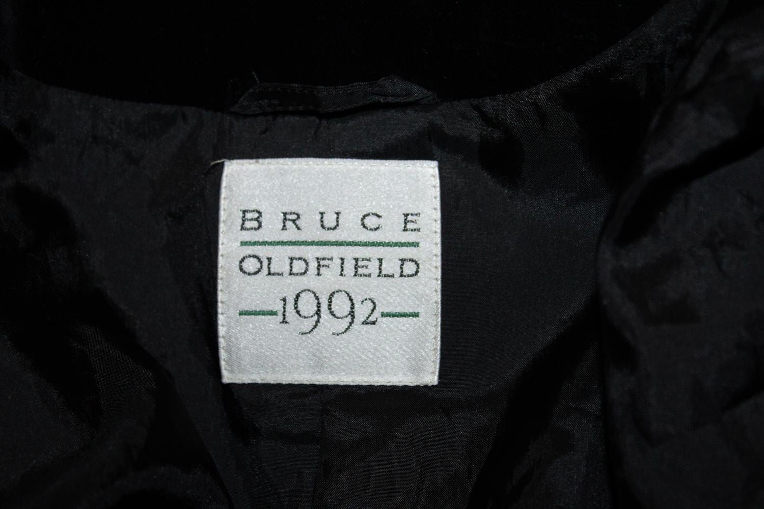 Una giacca di velluto vintage super chic di Bruce Oldfield. Bruce Oldfield ha disegnato l'abito per l'incoronazione della Regina Camilla, oltre ad aver disegnato per la defunta Principessa del Galles. La giacca risale al 1992 ed è in morbidissimo