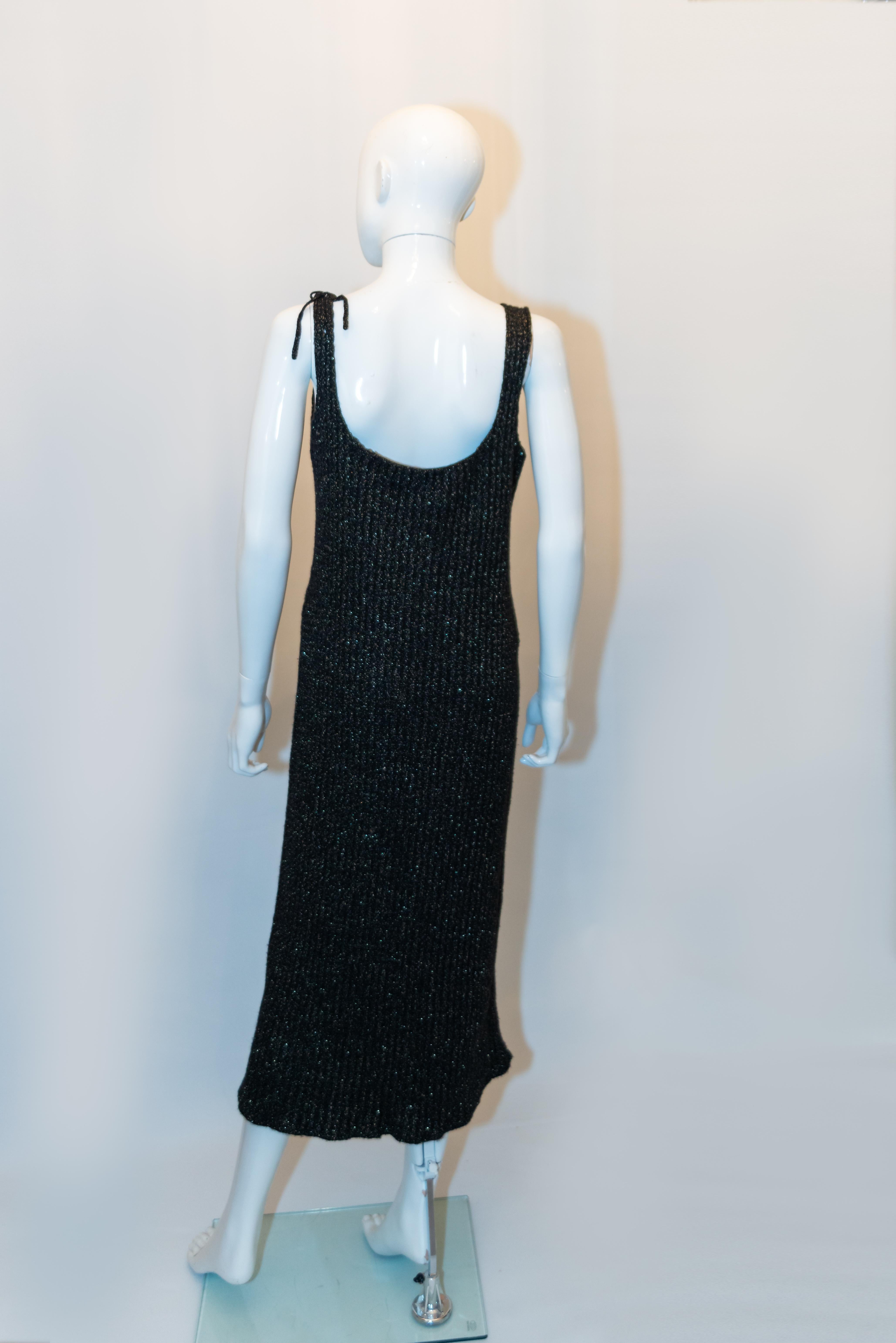 Ein superweiches Vintage-Kaschmirkleid von Bruce Oldfield. Das Kleid ist aus goldfarbenem und schwarzem Rippenstrick und ungefüttert. Maße: Büste 36 - 39'' , Länge 50''