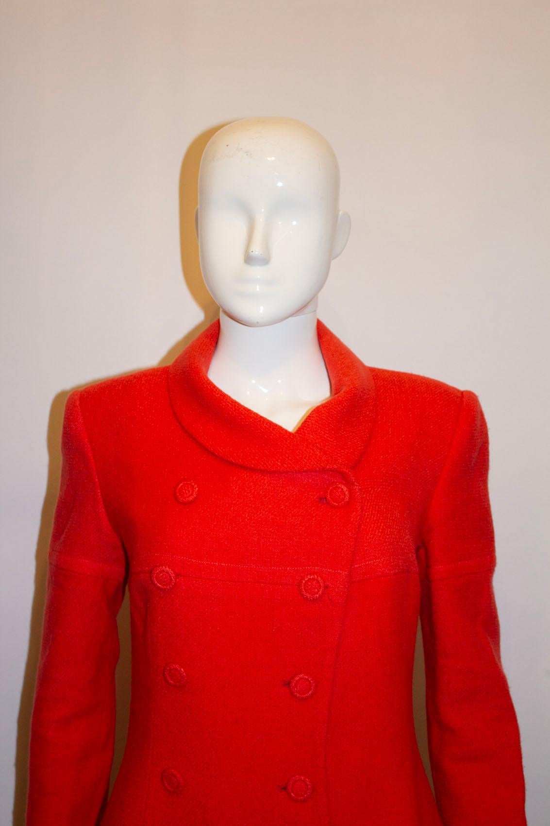 Une robe manteau vintage chic du designer britannique Bruce Oldfield - il a dessiné la robe de couronnement de la reine Camilla. Dans une belle nuance de rouge, la robe s'ouvre par un bouton sur le devant et possède des poignets à deux boutons,