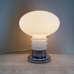 Lampada da tavolo vintage Brumberg in stile “space age”, in opalina e cromo, anni ’70