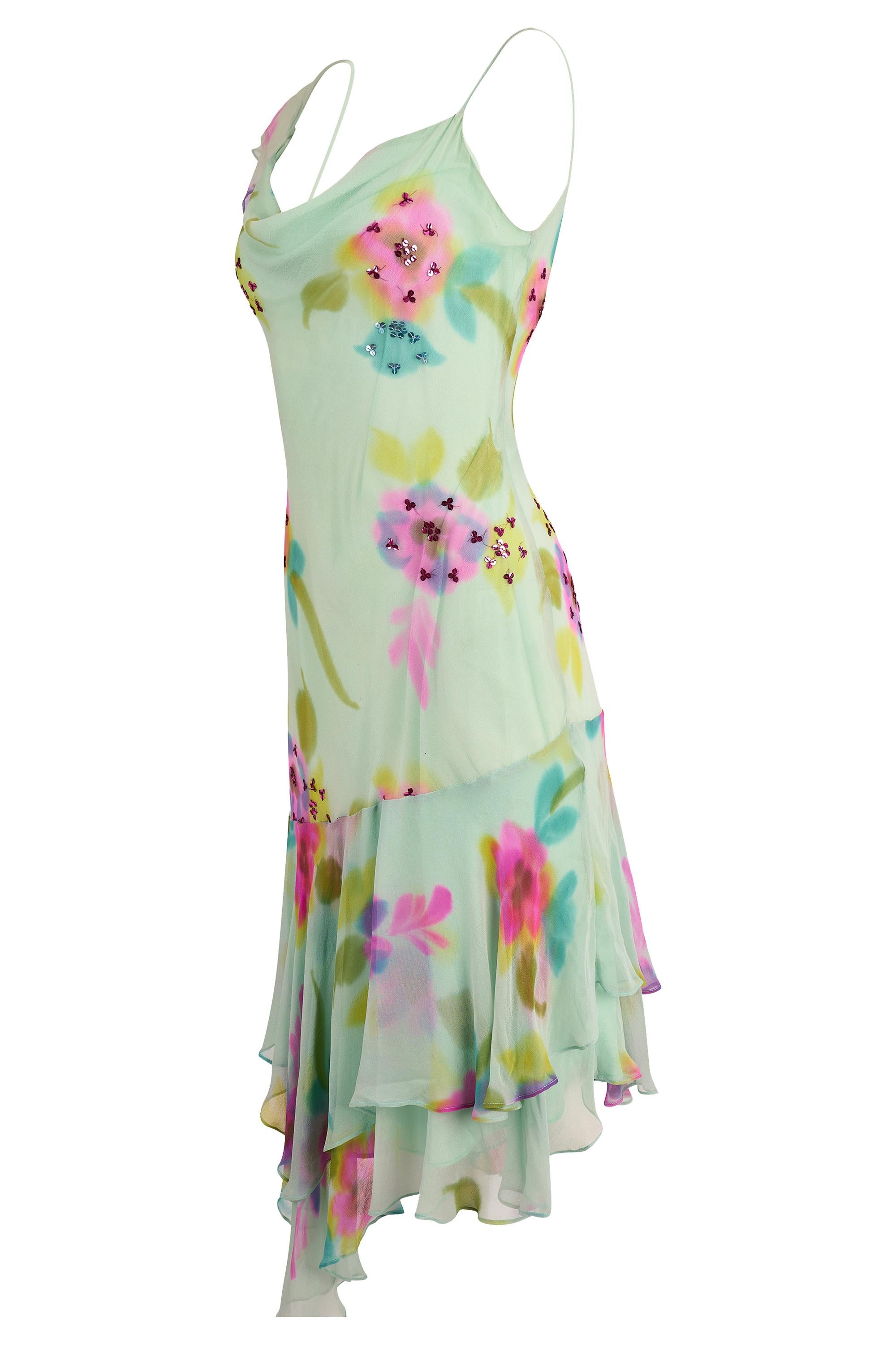 Vestido midi vintage Brunella con estampado floral azul claro. Vestido midi de seda con estampado floral multicolor azul con lentejuelas. Presenta cuerpo de seda con tirantes finos, volantes semitransparentes en el bajo de longitud midi. En perfecto