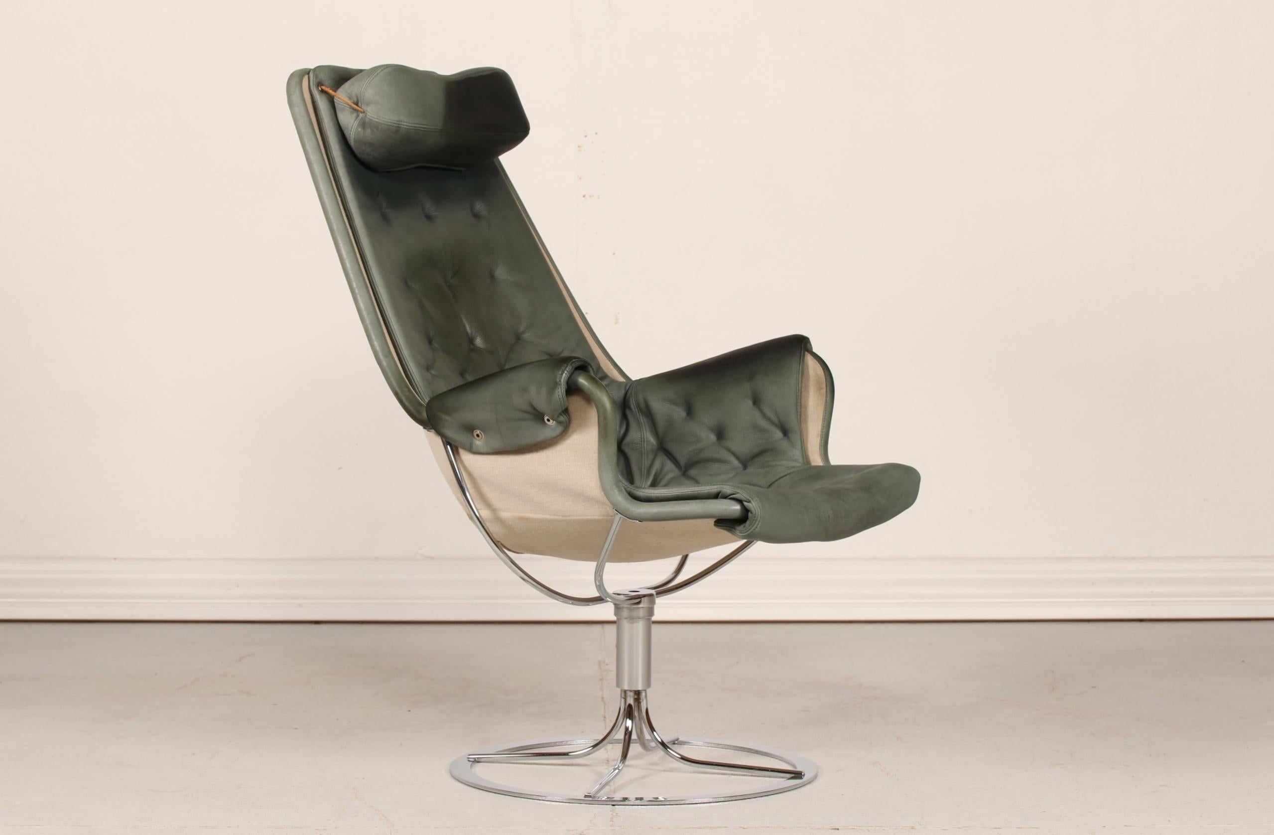 Bruno Mathsson (1907-1988) Jetson swivel chair model 69 upholstered with green aniline leather with beautiful patina.
   