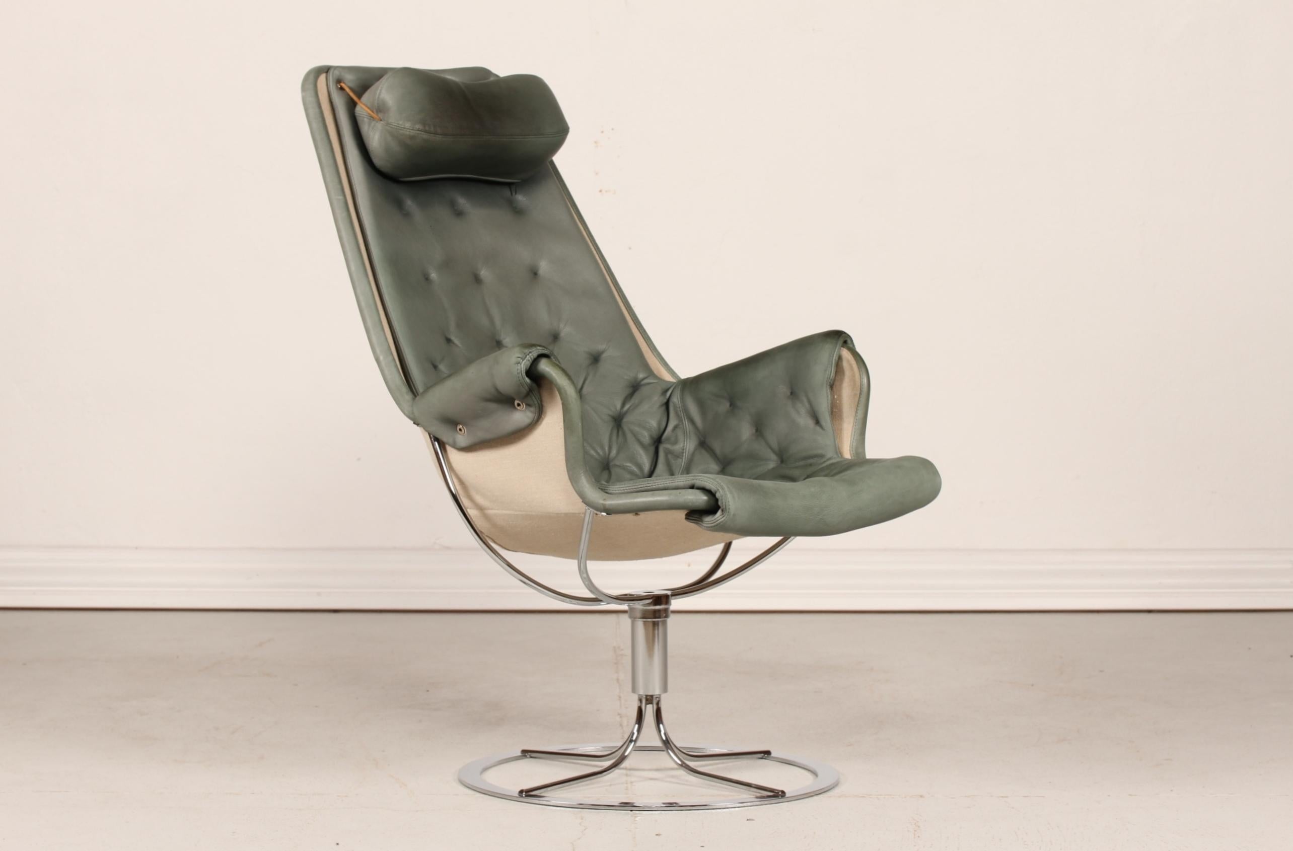 Bruno Mathsson (1907-1988) Jetson swivel chair model 69 upholstered with green aniline leather with beautiful patina.
 