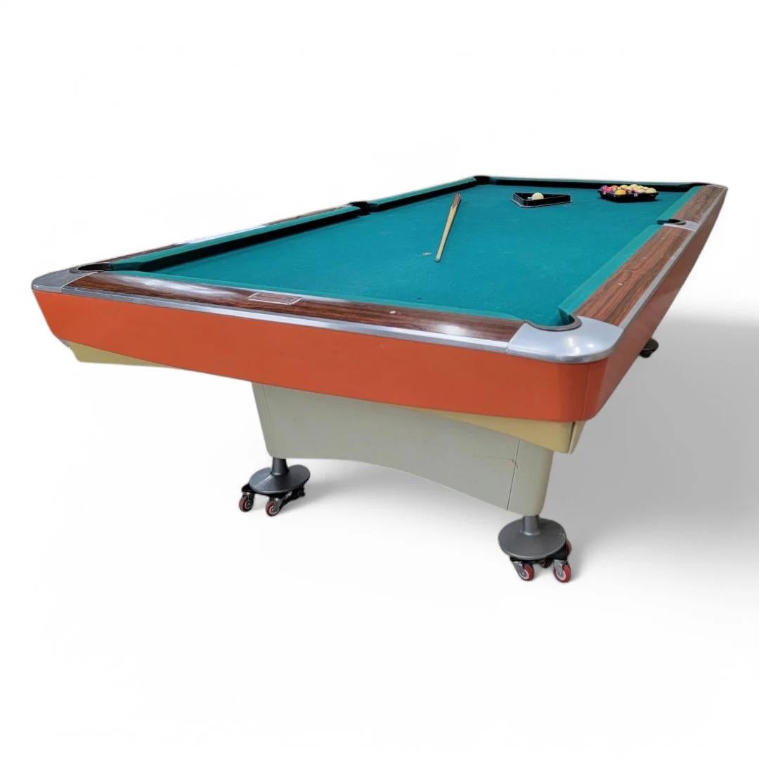 Mesa de billar Brunswick vintage con accesorios 

Esta mesa de billar Brunswick vintage de los años 60 es un complemento intemporal para cualquier sala de juegos, ya que muestra una artesanía clásica y un estilo perdurable. Con la mesa se incluyen