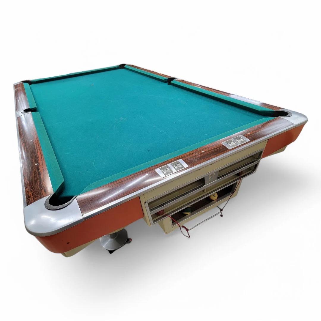 Mesa de billar Brunswick vintage con accesorios Moderno de mediados de siglo en venta