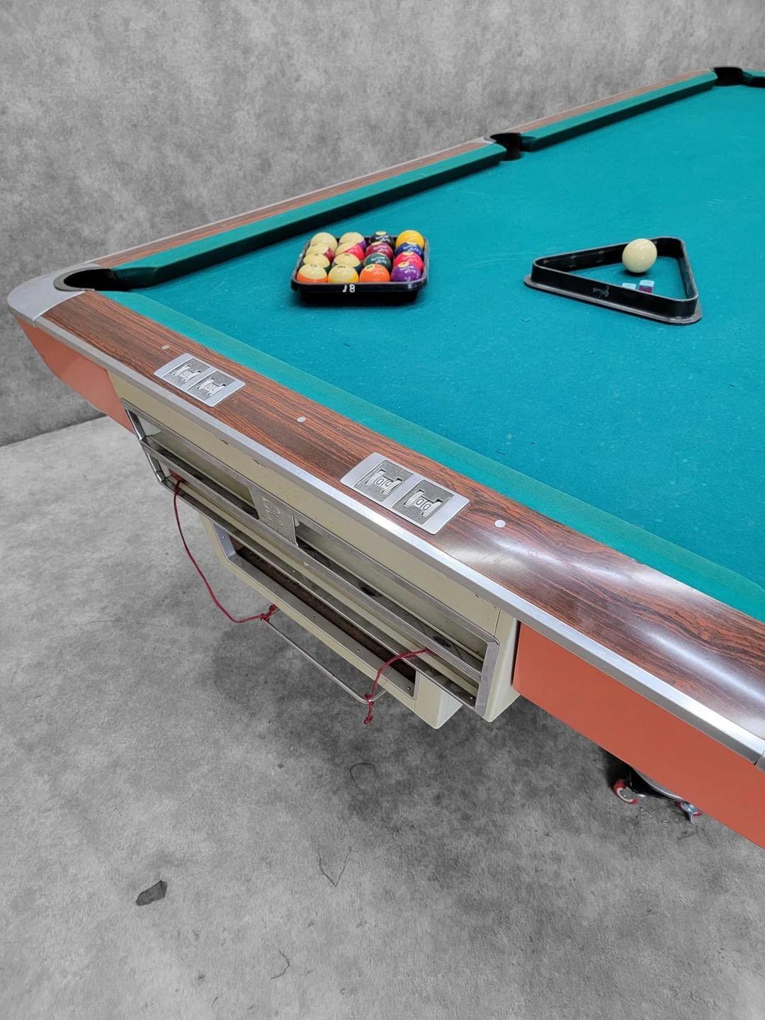Mesa de billar Brunswick vintage con accesorios siglo XX en venta