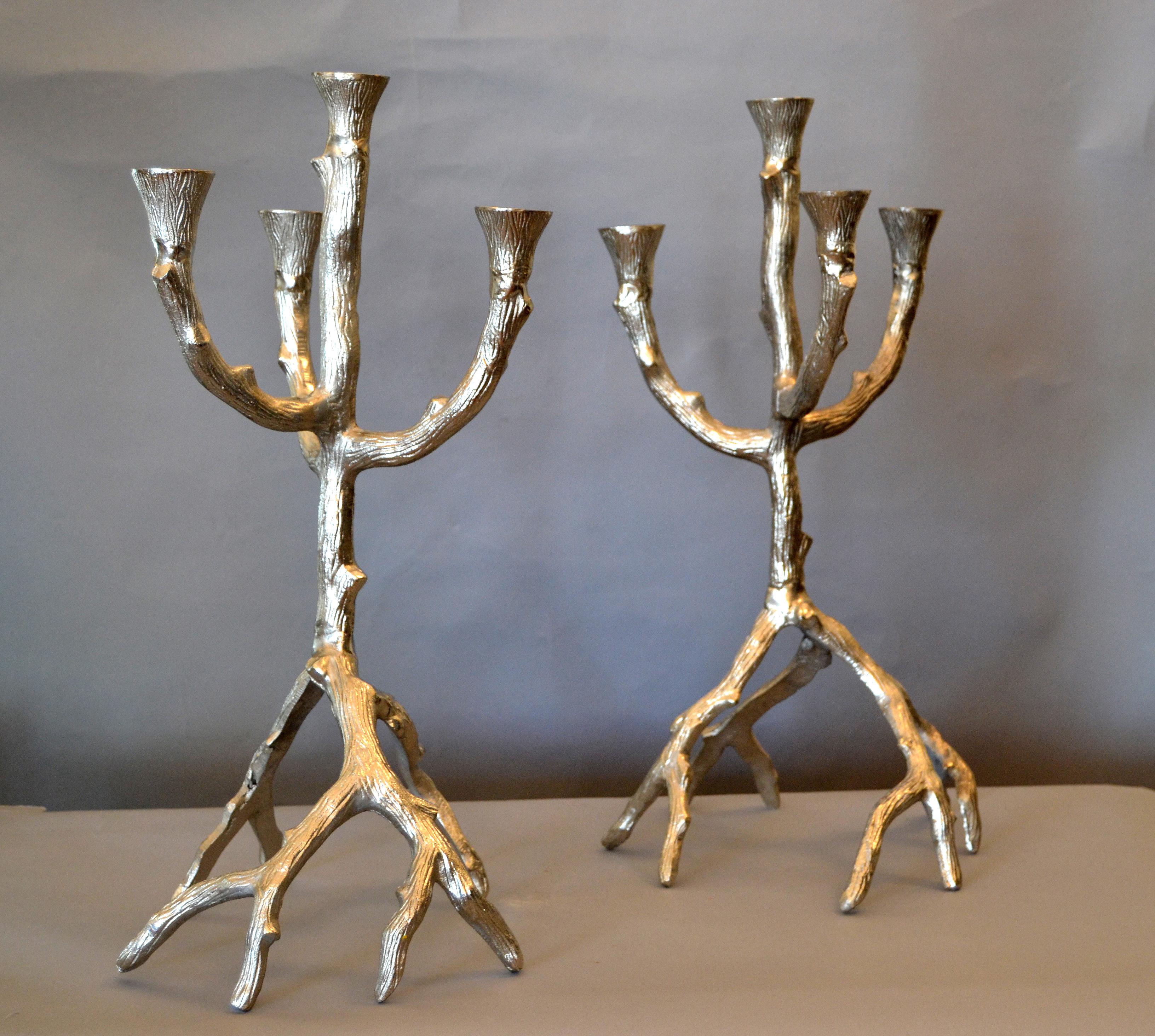 Superbe paire de candélabres vintage en aluminium brossé avec des branches d'arbre.
Chaque candélabre peut contenir 5 bougies.
Ça a l'air très glamour sur votre table de fête.