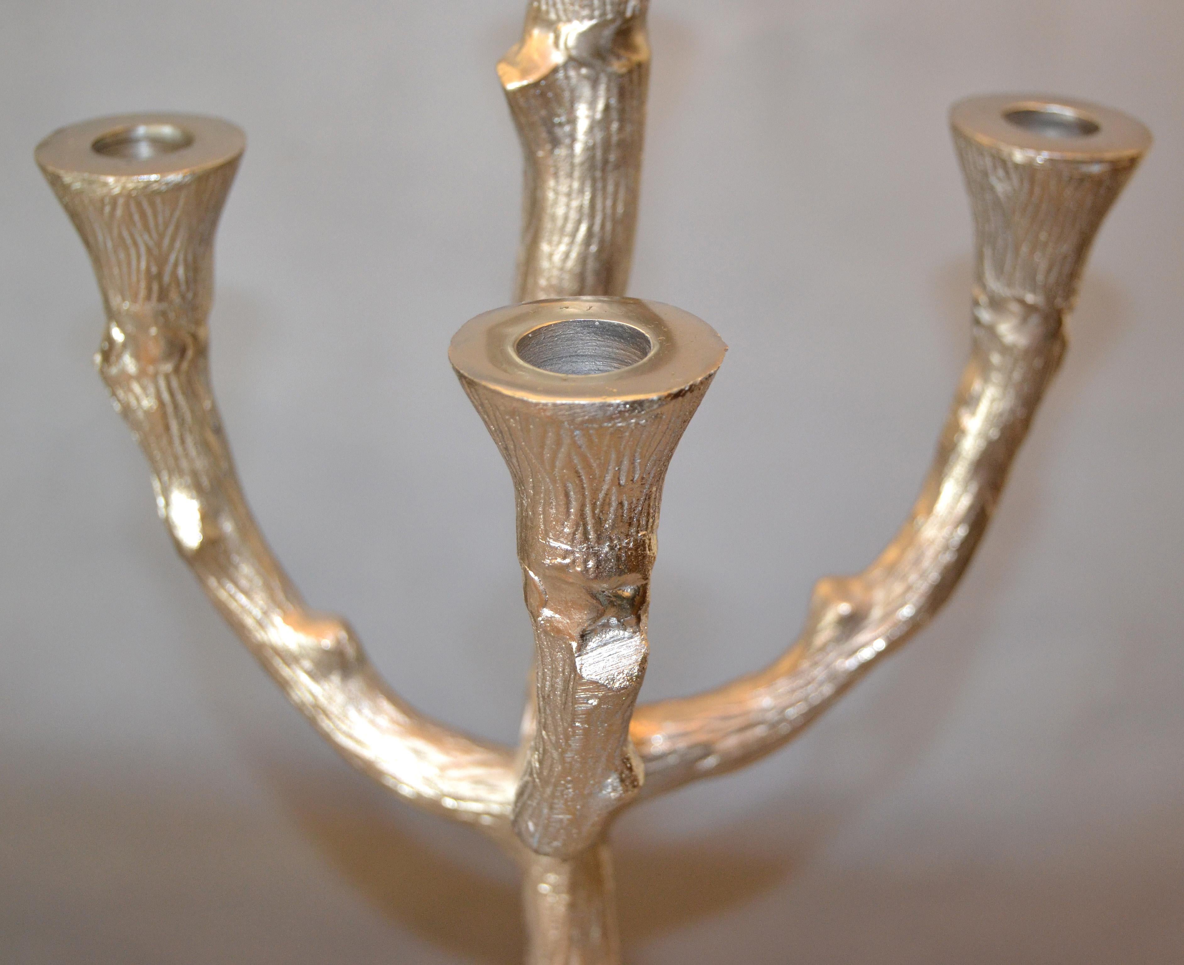 Vieille paire de candélabres en aluminium brossé avec branches d'arbre Bon état à Miami, FL