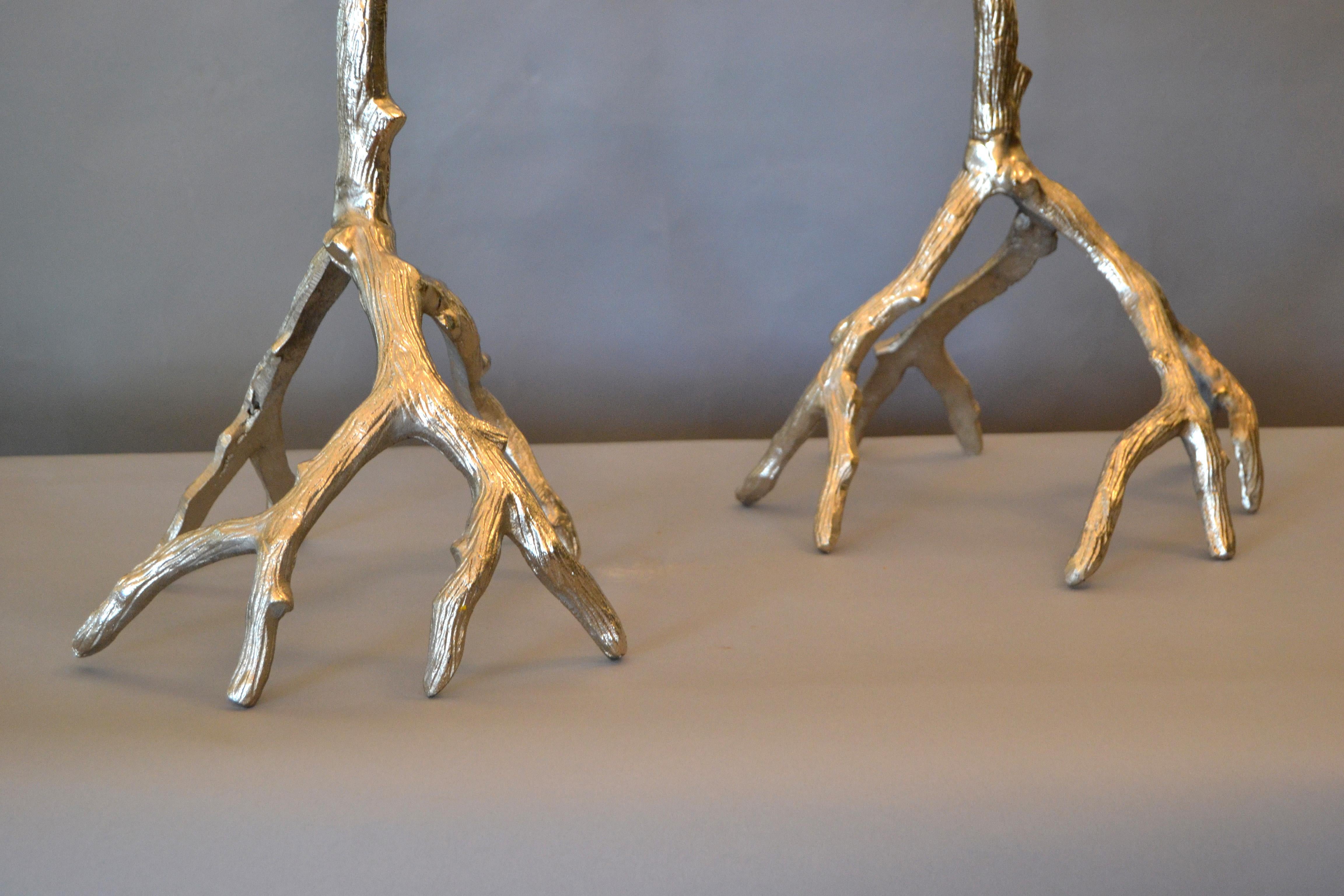 20ième siècle Vieille paire de candélabres en aluminium brossé avec branches d'arbre
