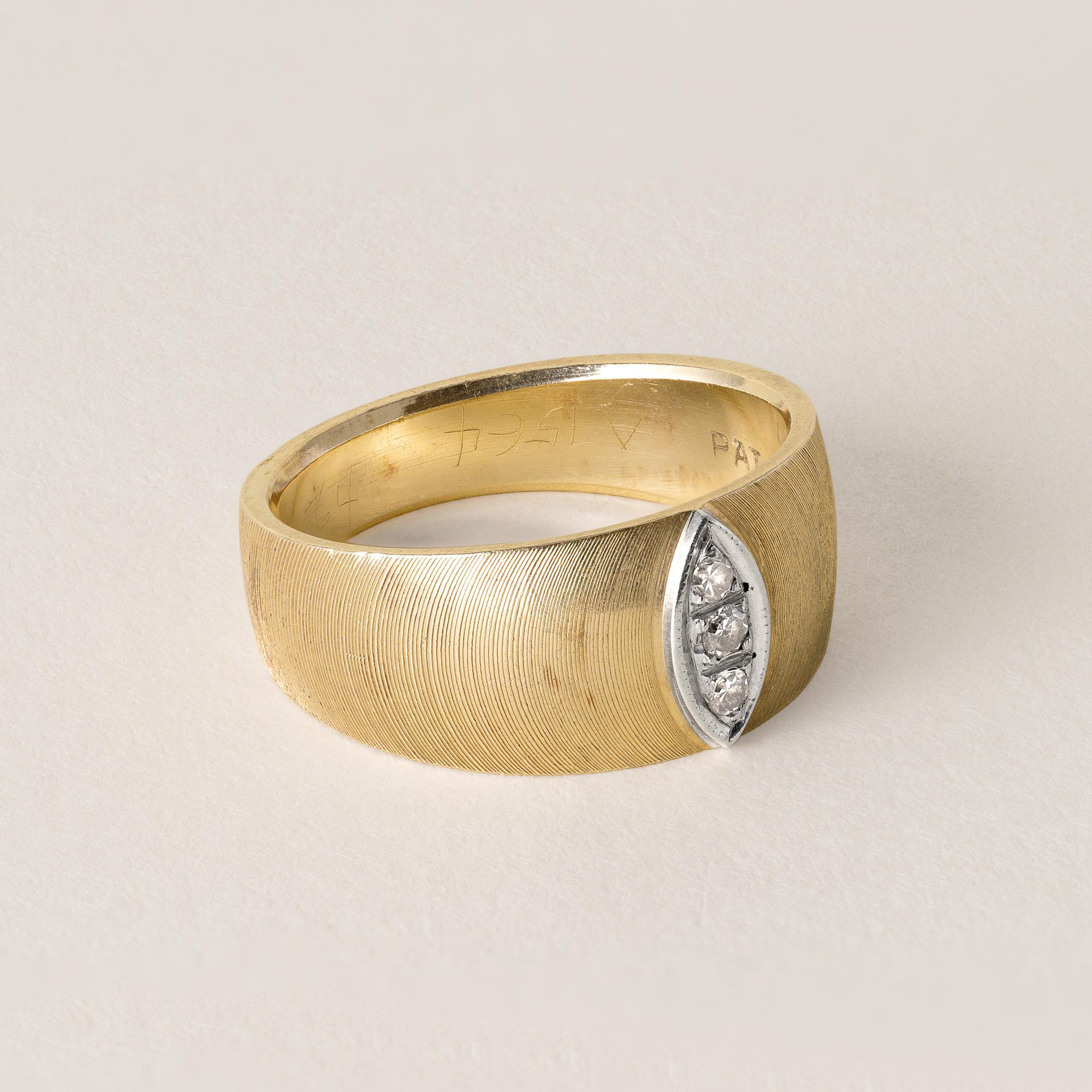 Circa 1950's
3 diamantes talla única pesan ~0,05 quilates
F-G VS
4.7 gramos
Anillo talla 4,75
La banda mide 8 mm en el punto más ancho y se estrecha hasta los 3,9 mm
Banda de oro de 14 quilates y marco central marquesa de oro blanco de 18