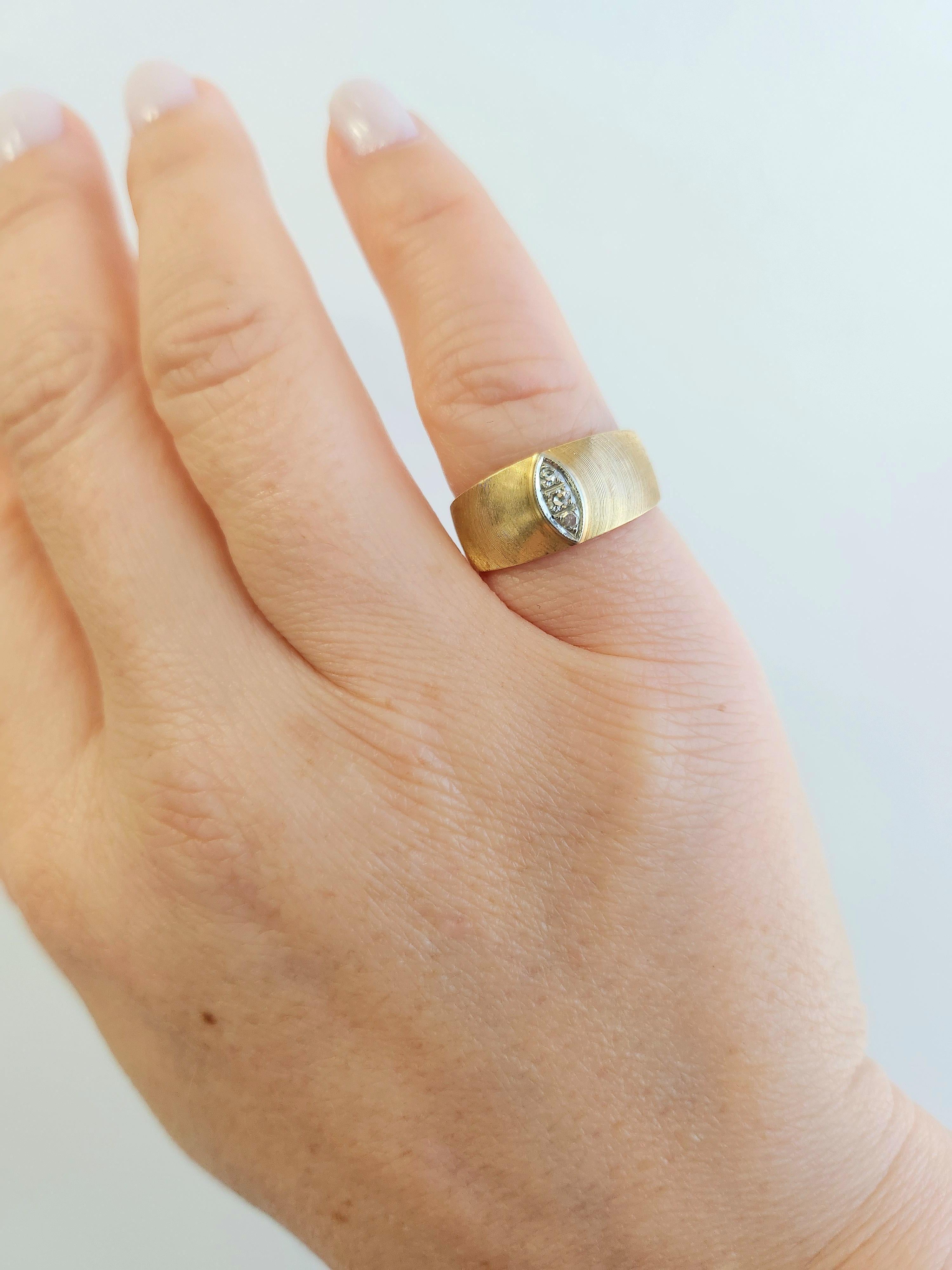 Anillo vintage de diamantes cepillado con tres piedras Oro de 18 y 14 quilates Moderno en venta