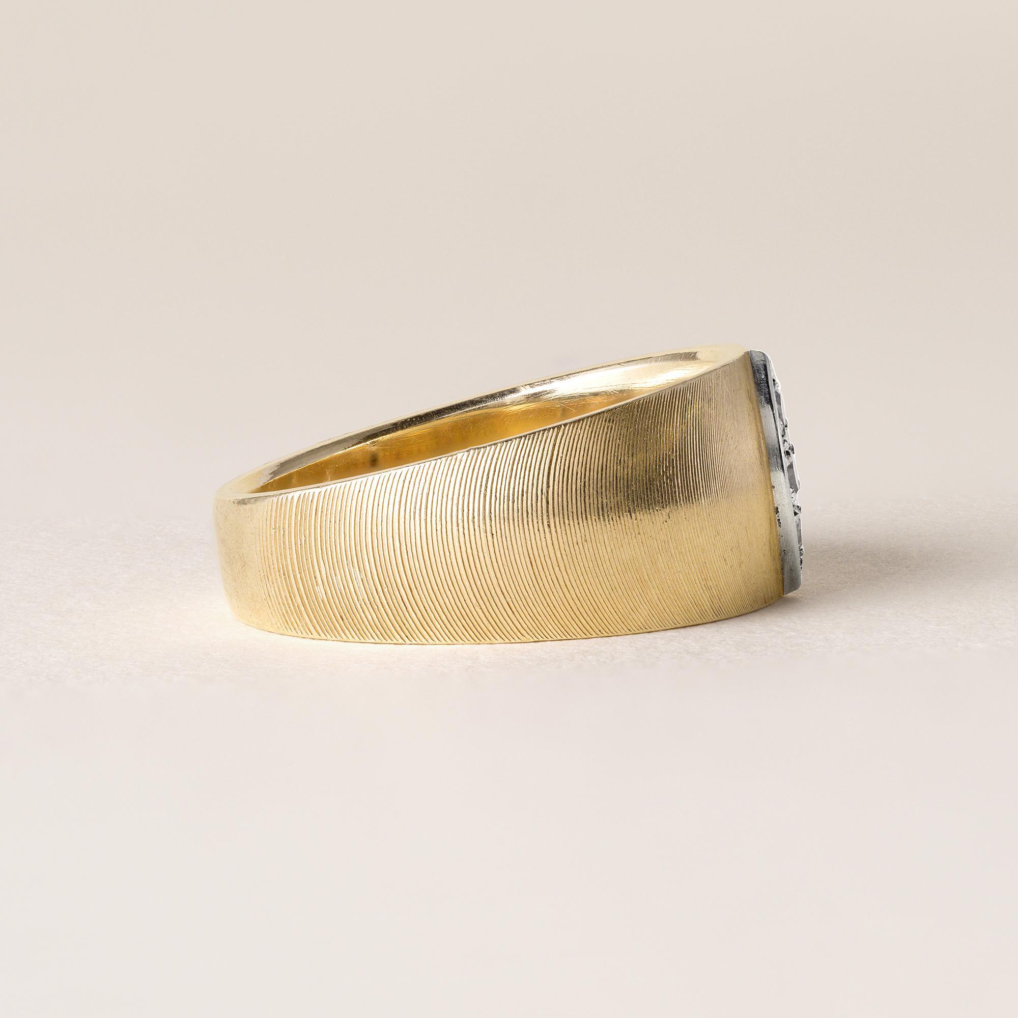 Anillo vintage de diamantes cepillado con tres piedras Oro de 18 y 14 quilates Corte único en venta