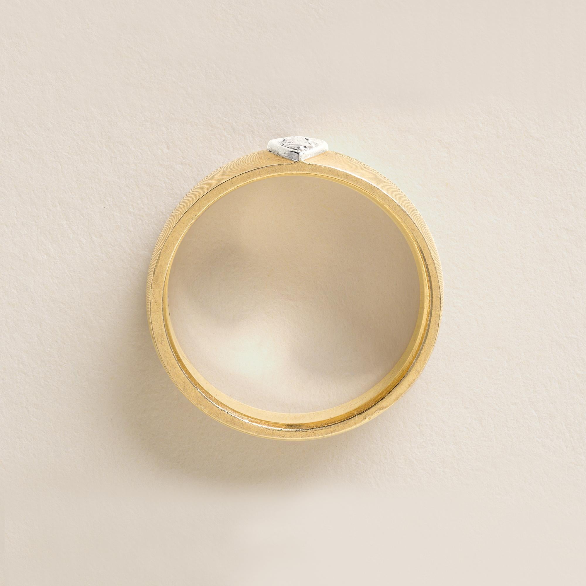 Anillo vintage de diamantes cepillado con tres piedras Oro de 18 y 14 quilates en Bueno estado para la venta en Los Angeles, CA