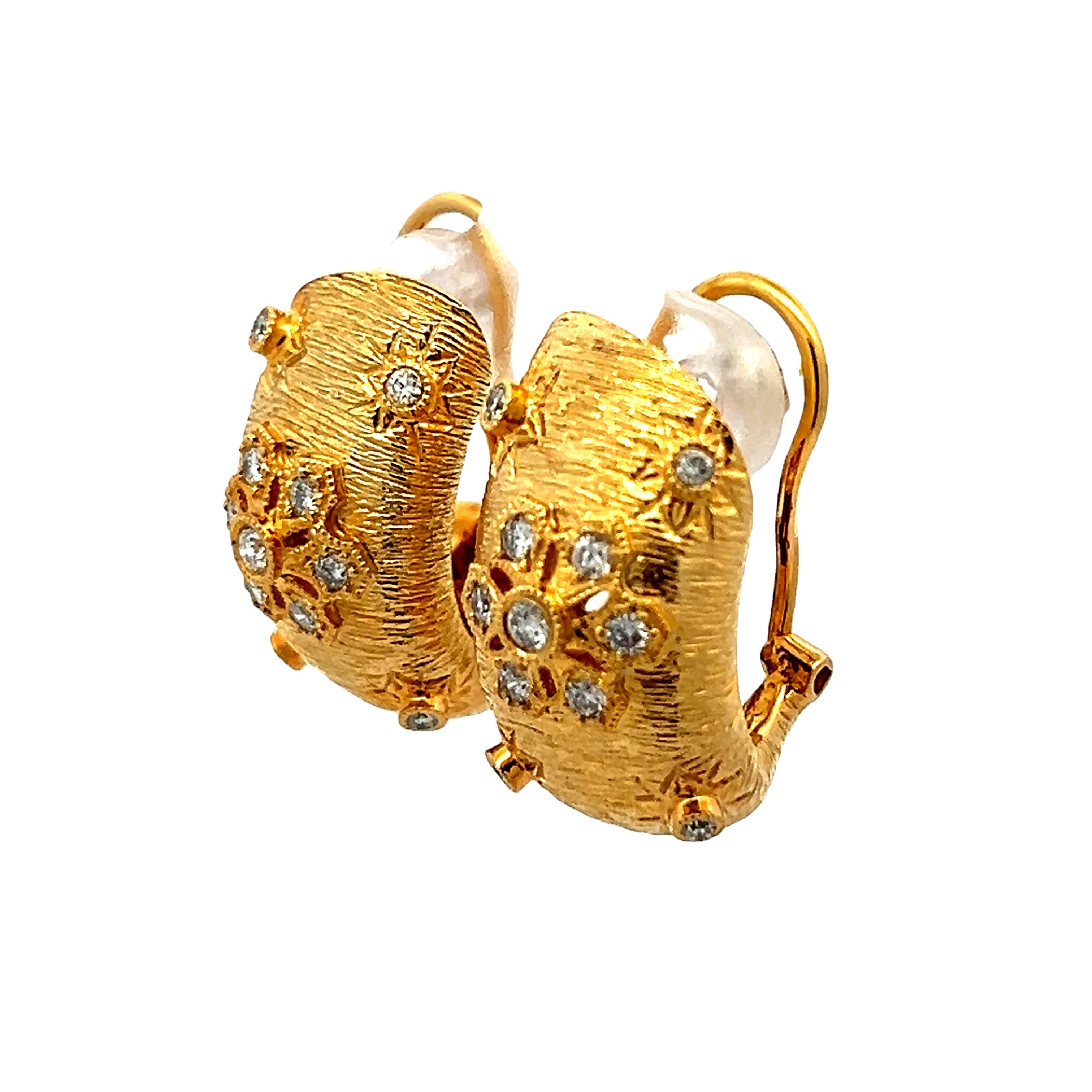 Diese kühnen und raffinierten Vintage-Ohrringe aus gebürstetem 14-karätigem Gelbgold sind ein eindrucksvolles Beispiel für zeitlosen Luxus und meisterhafte Handwerkskunst. Sie wiegen 12,62 Gramm und haben eine von Hand aufgetragene, gebürstete