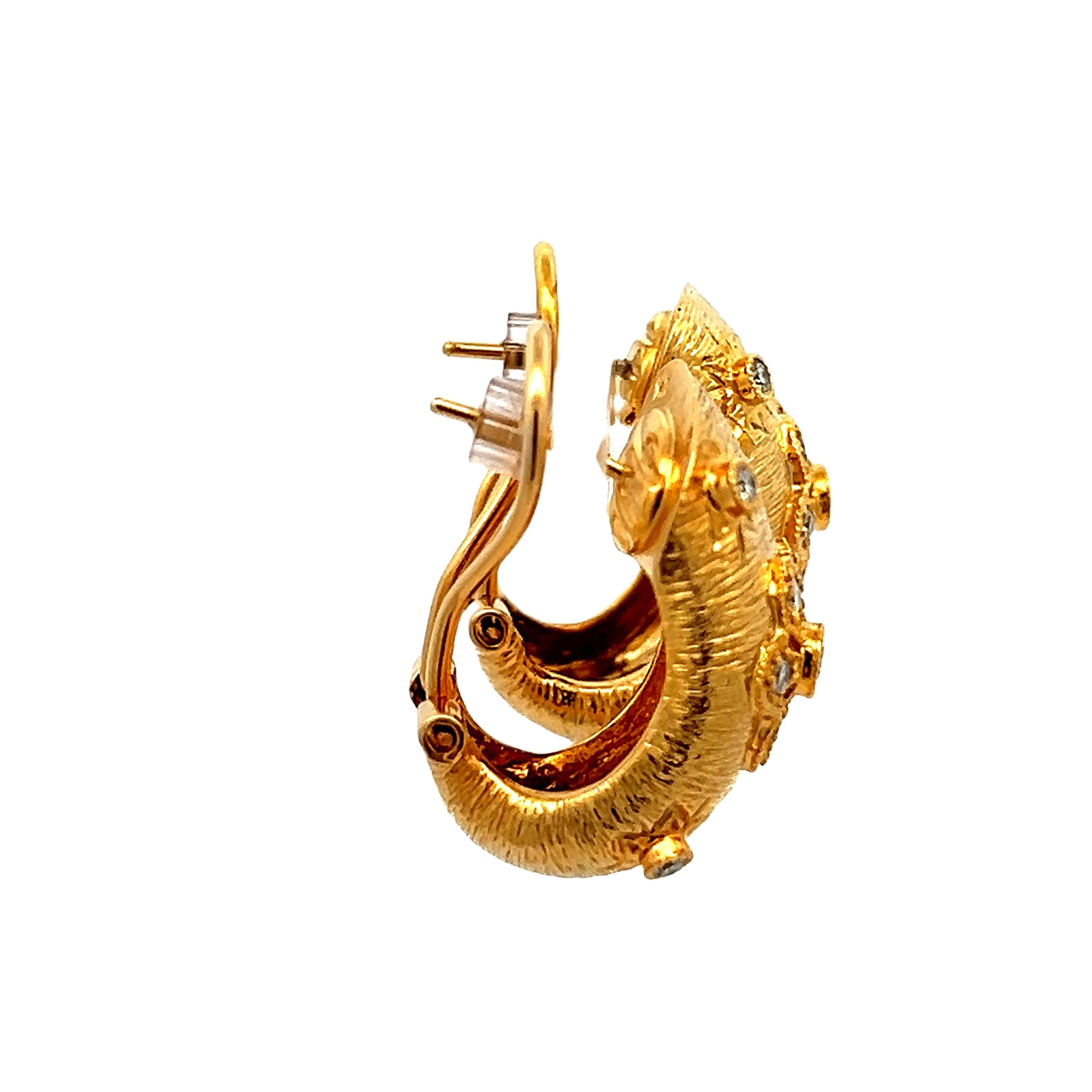 Vintage gebürstetes Gelb 14K Gold  Reif-Ohrringe mit Diamanten (Rundschliff) im Angebot