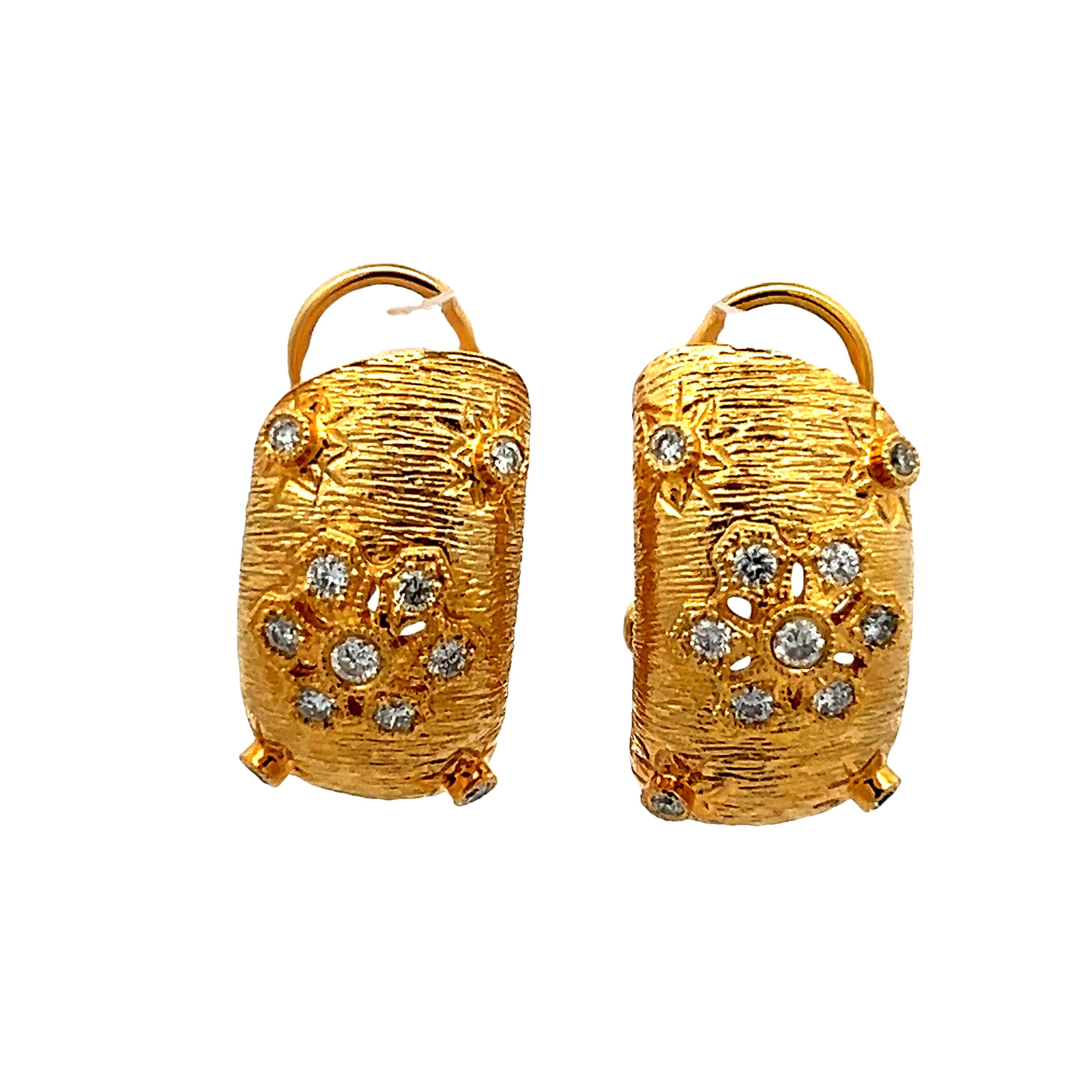 Vintage gebürstetes Gelb 14K Gold  Reif-Ohrringe mit Diamanten im Zustand „Hervorragend“ im Angebot in Miami, FL