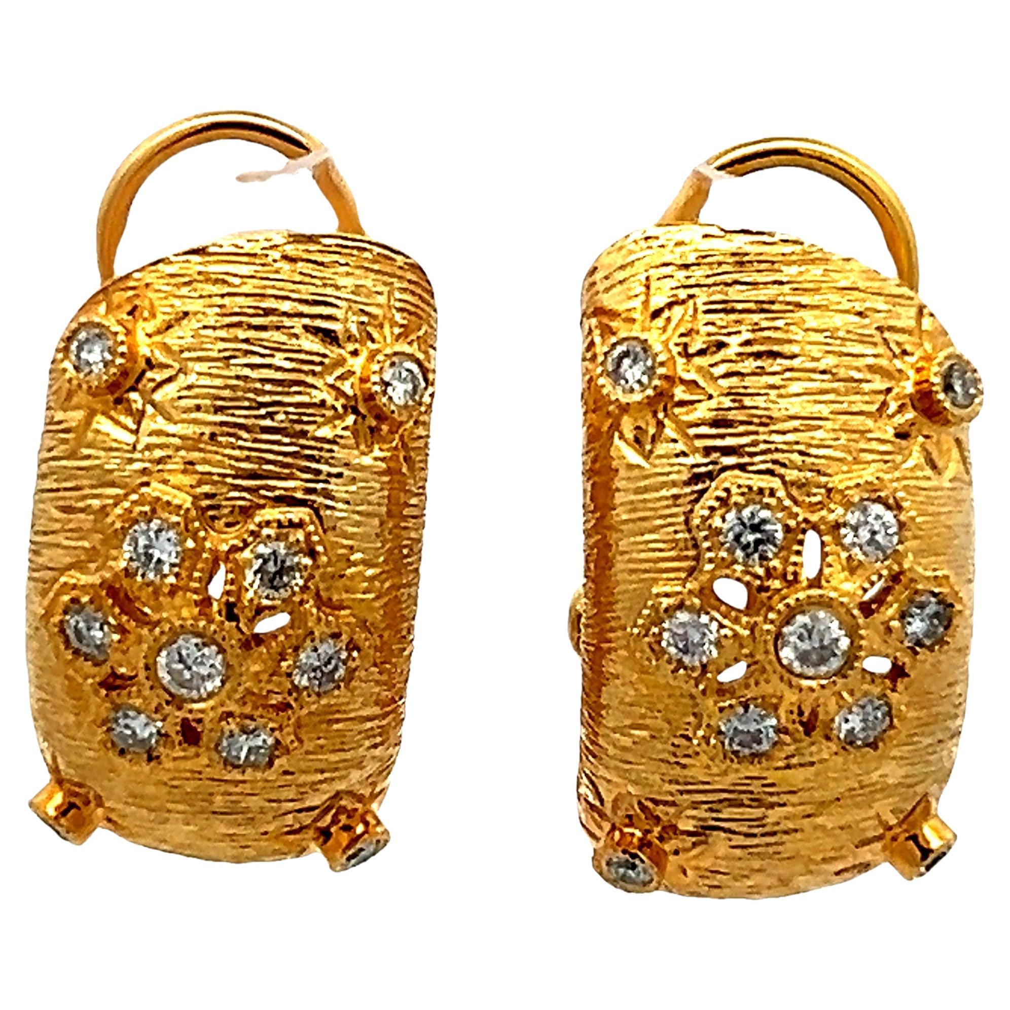 Vintage gebürstetes Gelb 14K Gold  Reif-Ohrringe mit Diamanten im Angebot