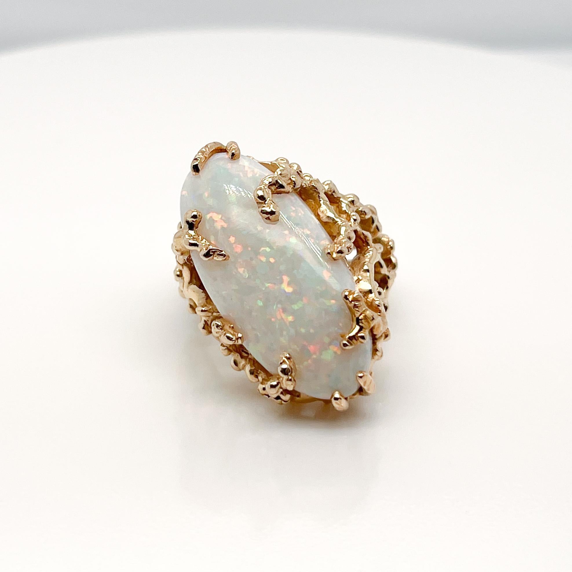 Brutalistischer Cocktail-Ring aus 18 Karat Gold & Opal-Cabochon (Rundschliff)
