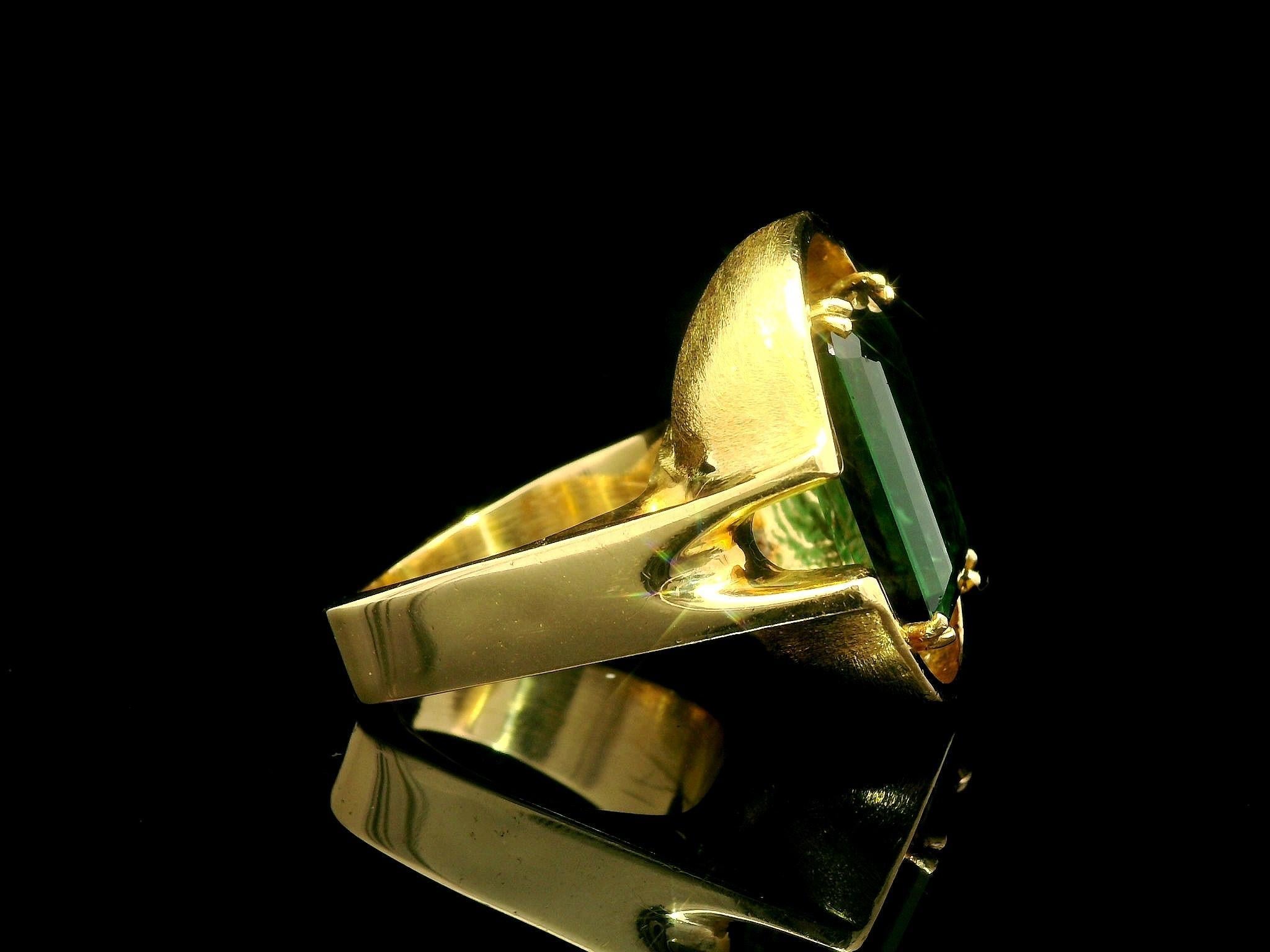 Vintage Brutalist 18k Gold GIA Vivid Green Tourmaline Heavy Geometric Ring For Sale 4