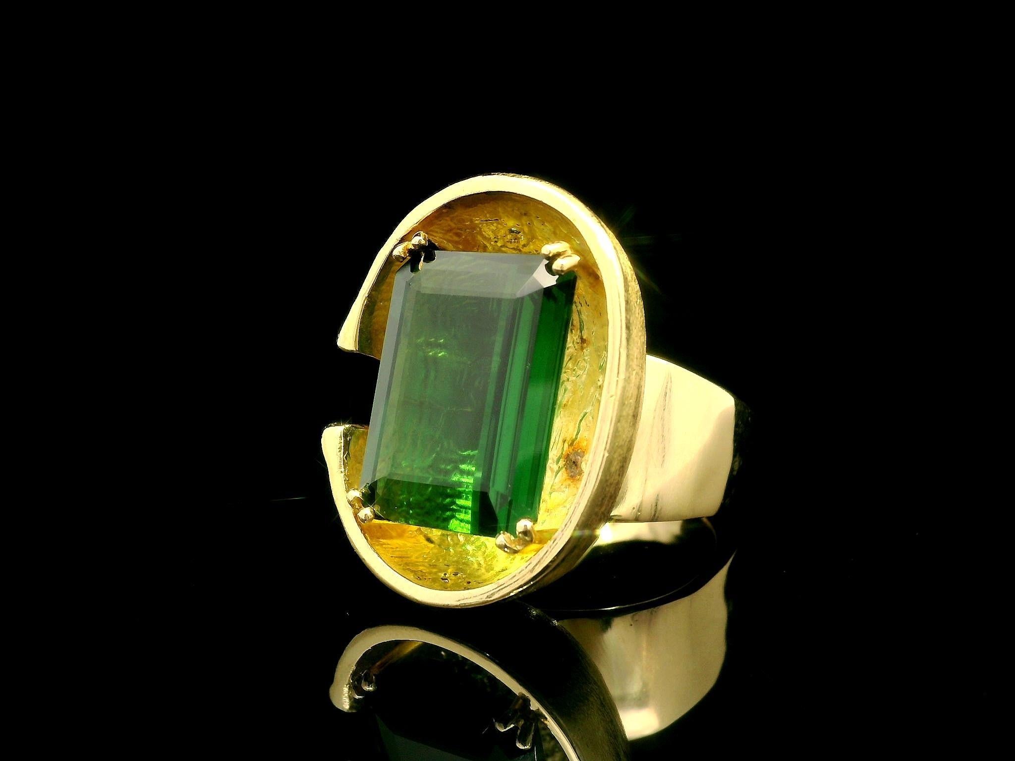 Vintage Brutalist 18k Gold GIA Vivid Green Tourmaline Heavy Geometric Ring For Sale 7