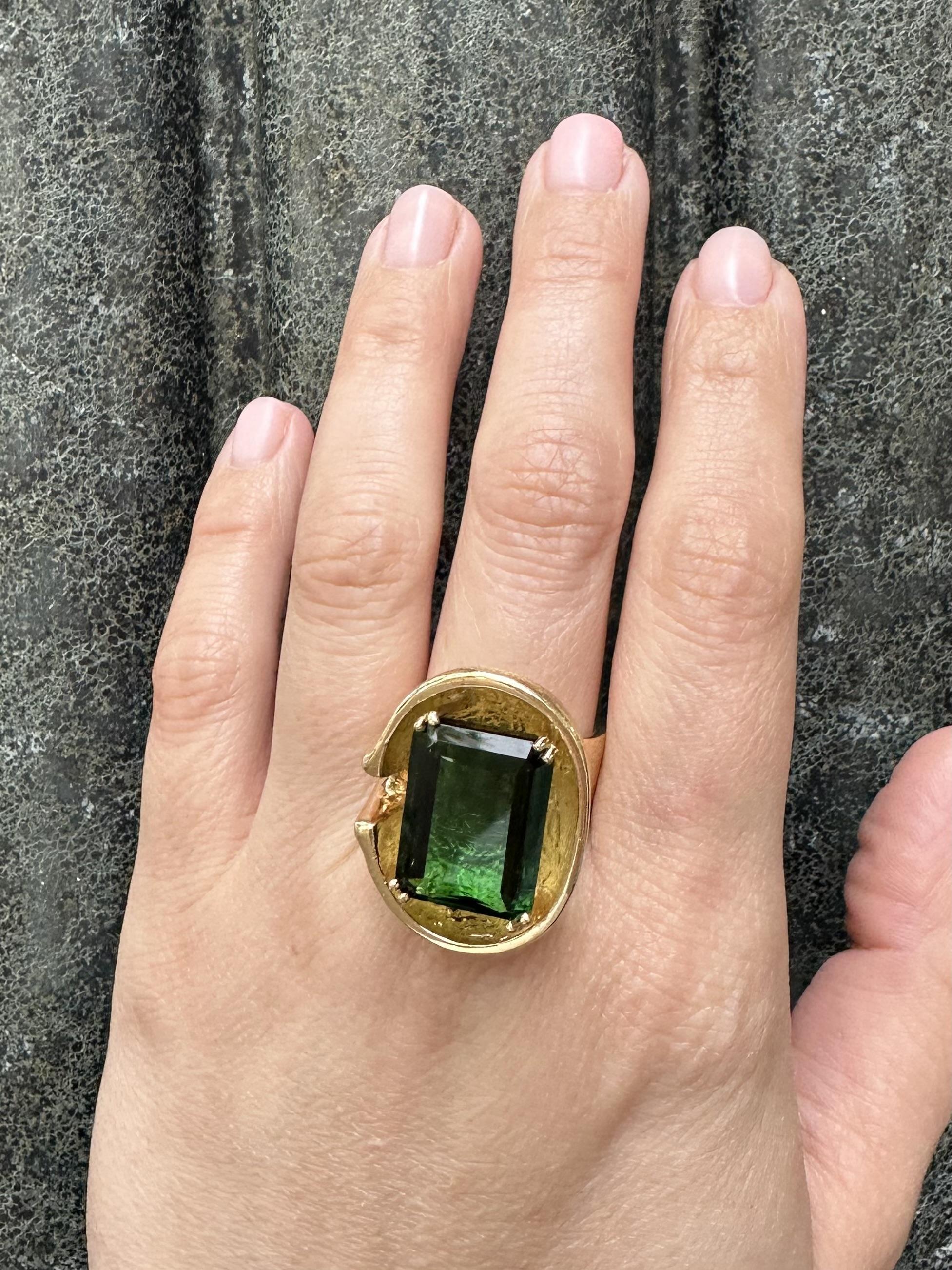 Vintage Brutalist 18k Gold GIA Vivid Green Tourmaline Heavy Geometric Ring For Sale 9
