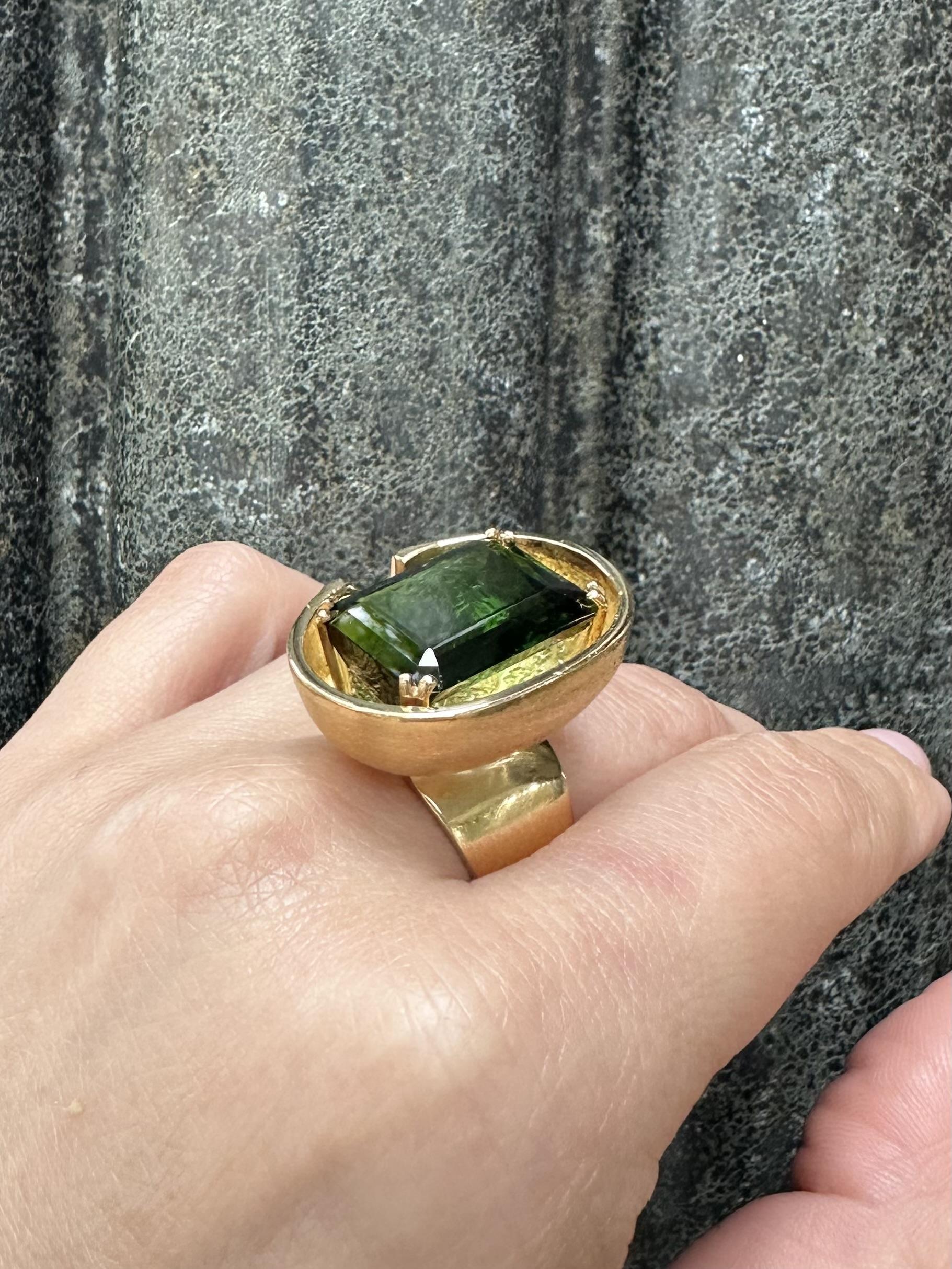 Vintage Brutalist 18k Gold GIA Vivid Green Tourmaline Heavy Geometric Ring For Sale 10