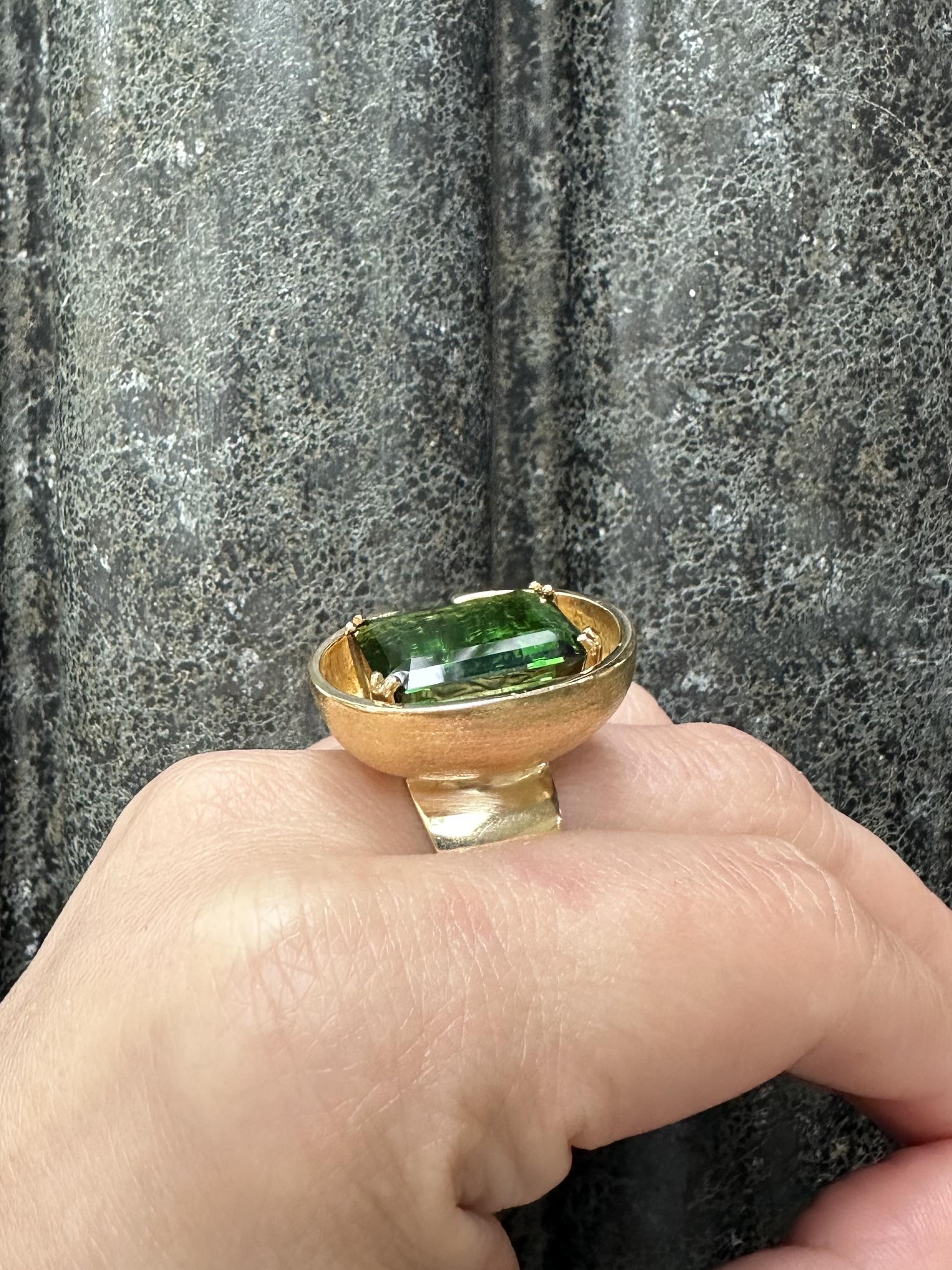 Vintage Brutalist 18k Gold GIA Vivid Green Tourmaline Heavy Geometric Ring For Sale 11