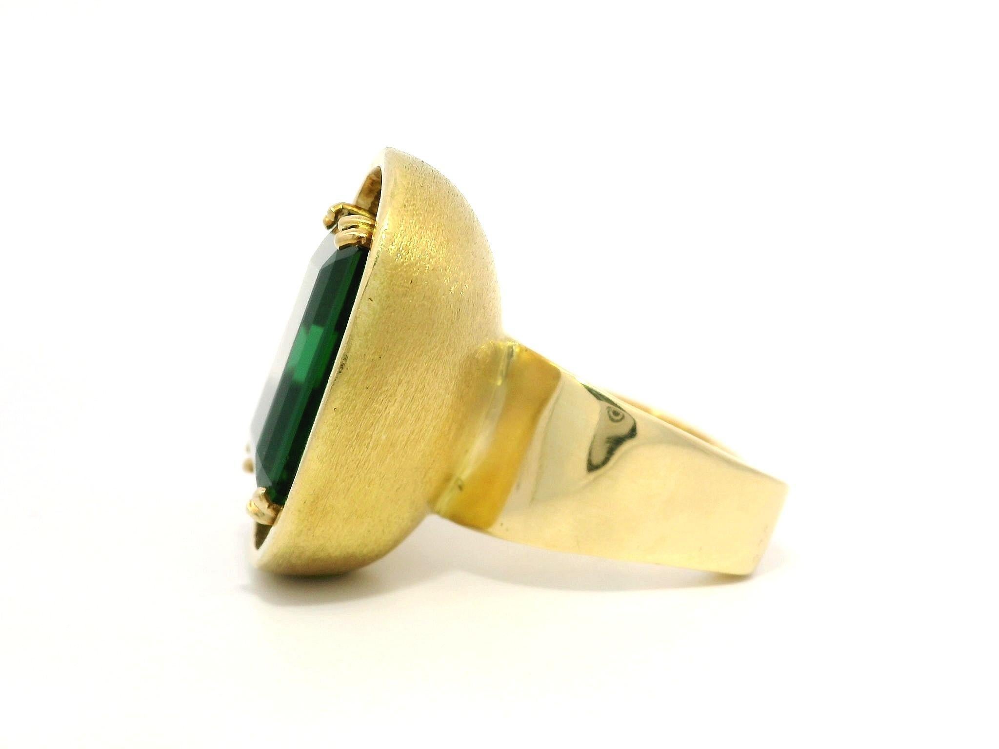 Women's Vintage Brutalist 18k Gold GIA Vivid Green Tourmaline Heavy Geometric Ring For Sale