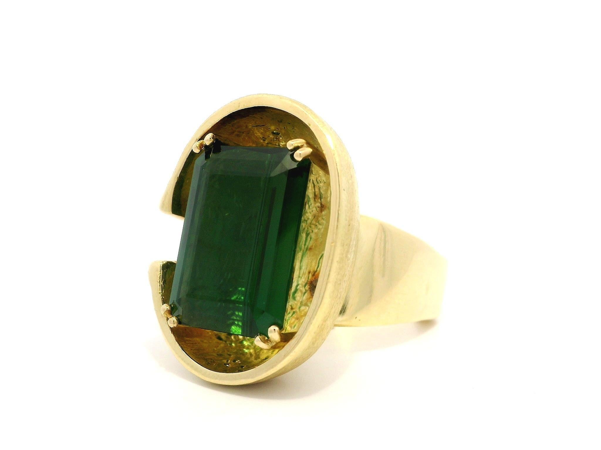 Vintage Brutalist 18k Gold GIA Vivid Green Tourmaline Heavy Geometric Ring For Sale 1