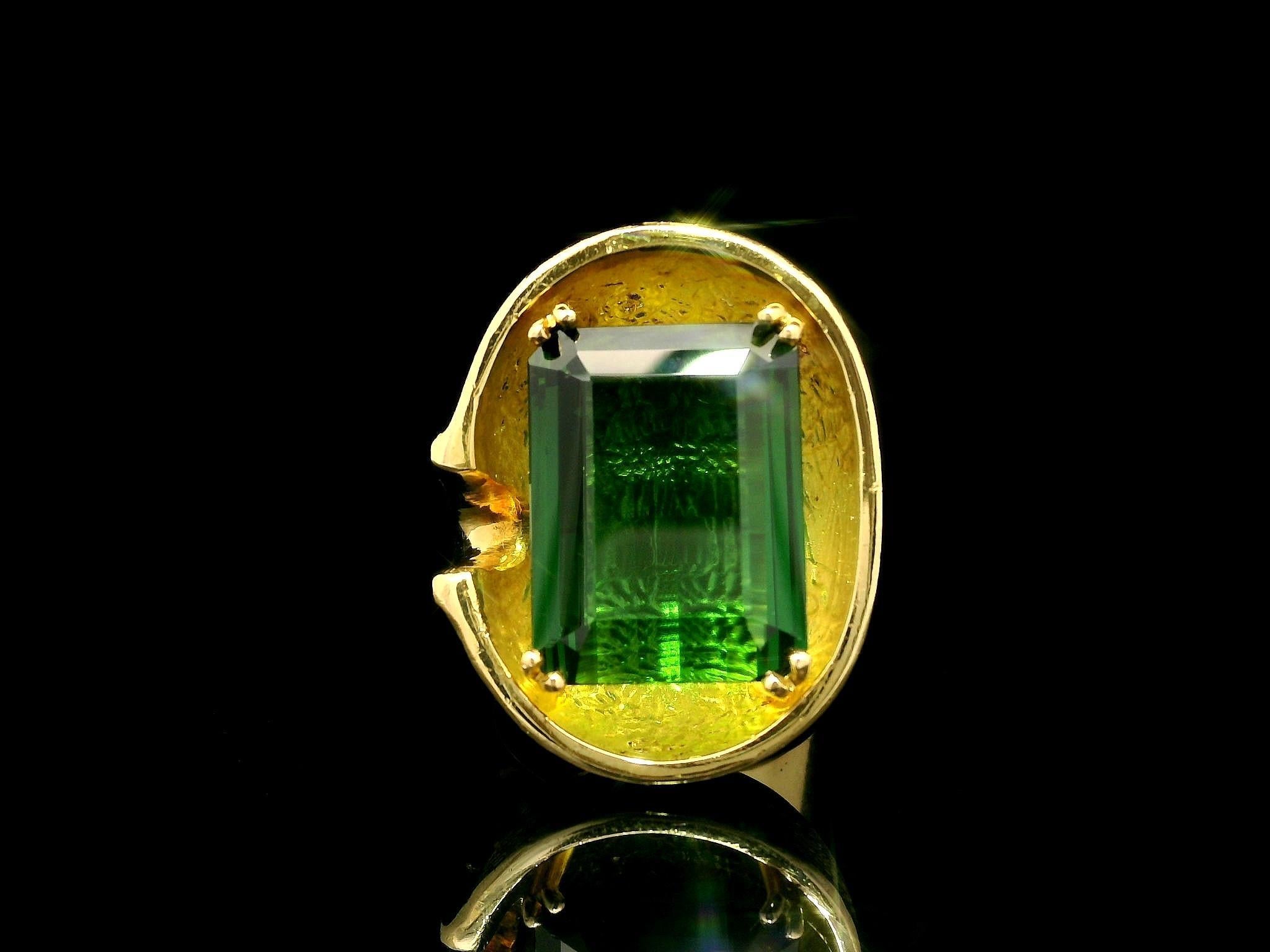 Vintage Brutalist 18k Gold GIA Vivid Green Tourmaline Heavy Geometric Ring For Sale 2