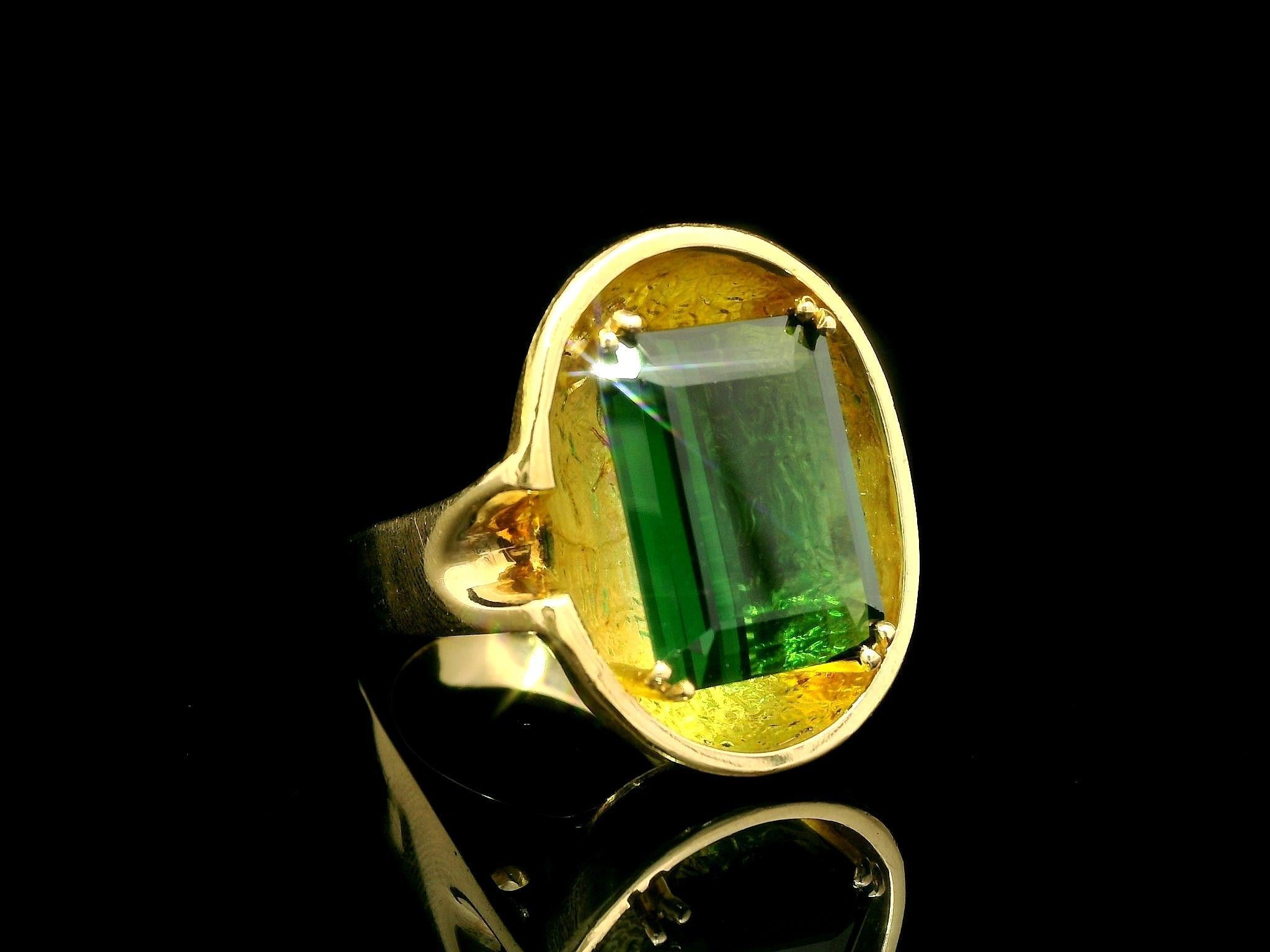 Vintage Brutalist 18k Gold GIA Vivid Green Tourmaline Heavy Geometric Ring For Sale 3