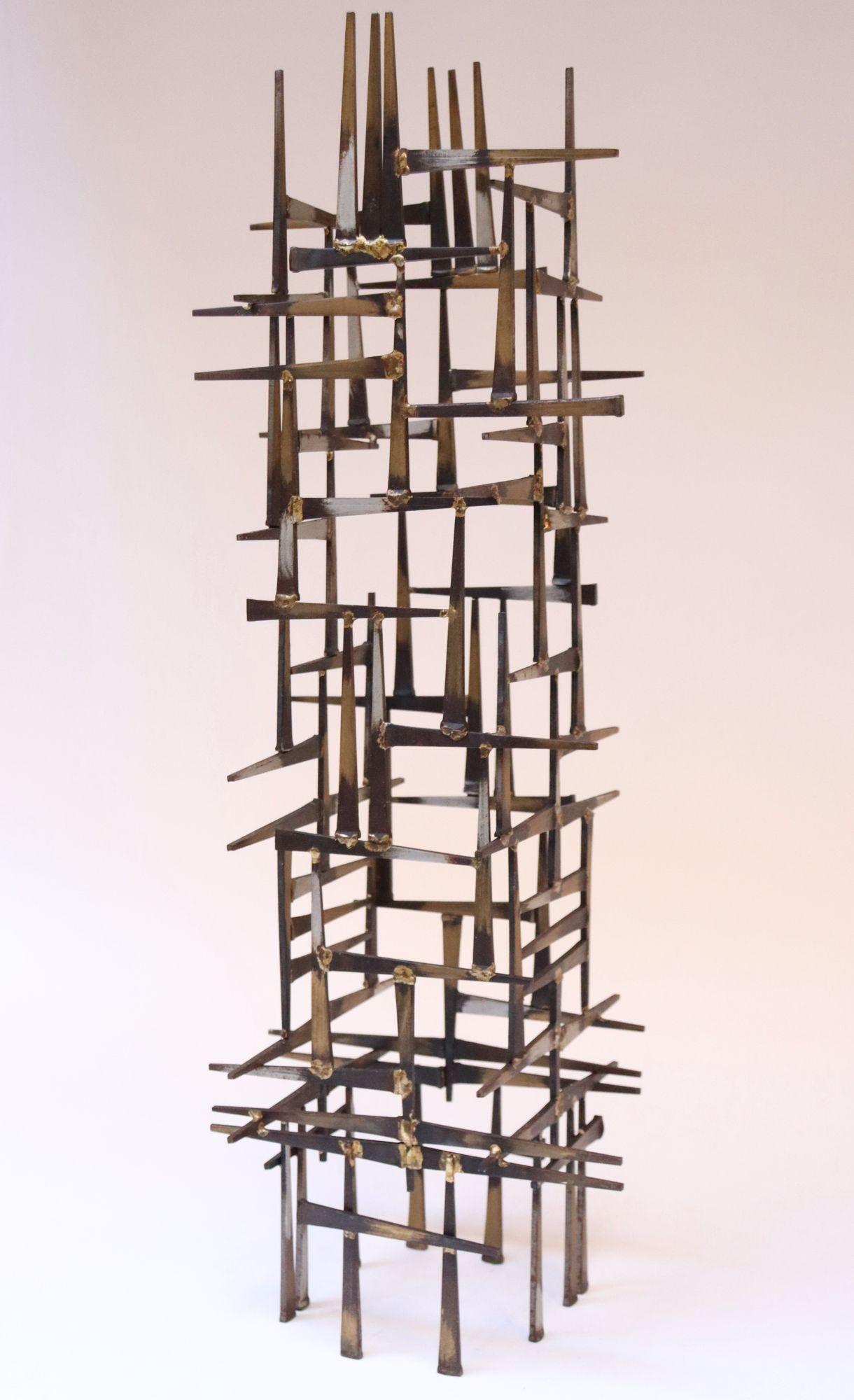 Scultura astratta brutalista d'epoca in metallo con chiodi nello stile di William Bowie o Marc Weinstein, ma non firmata/non attribuita (circa anni '70, USA).
Composto da quattro pannelli di chiodi metallici saldati tra loro per formare un'imponente
