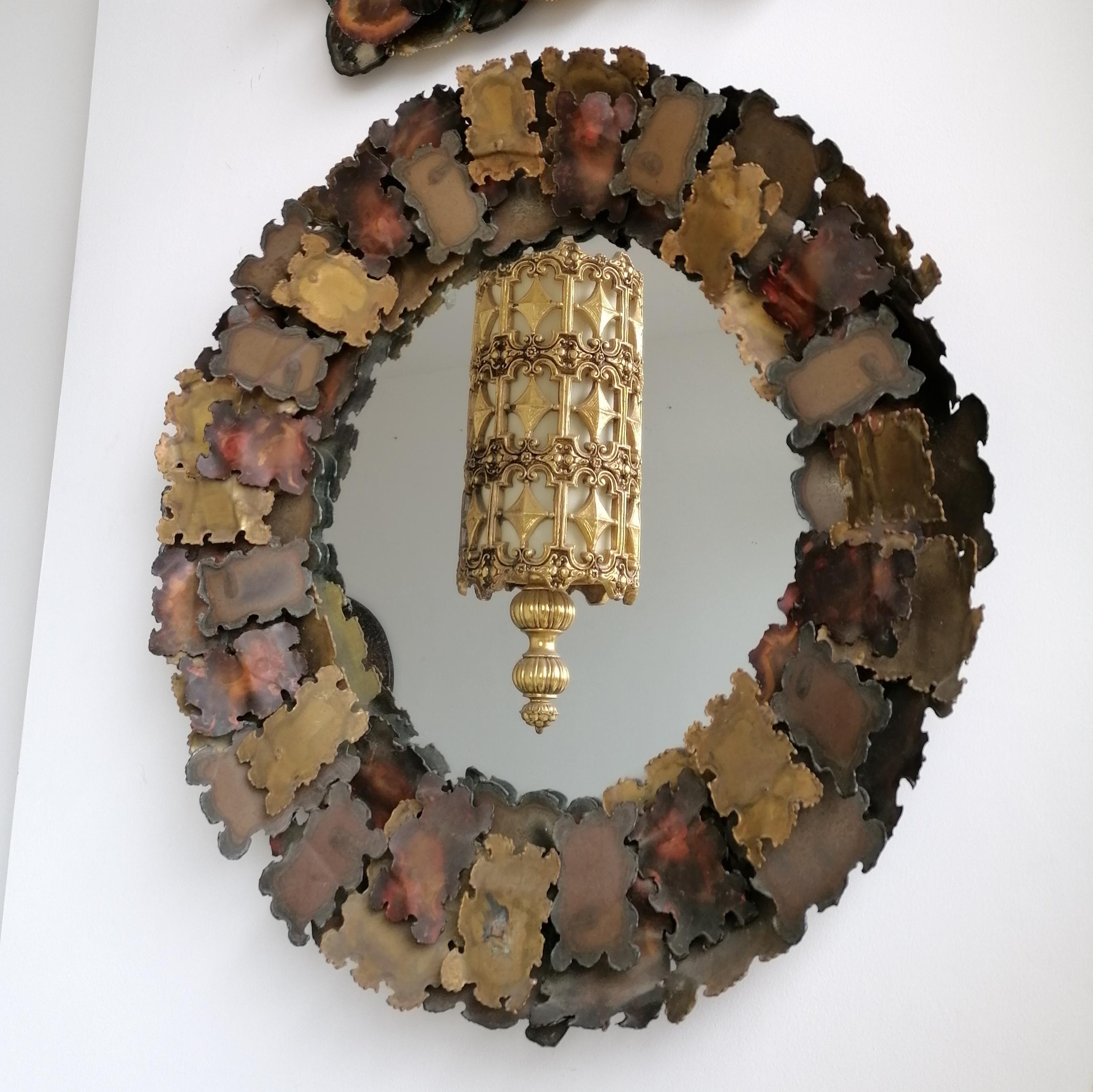 20ième siècle Miroir mural brutaliste américain en laiton et cuivre de style Curtis Jere des années 1970 en vente