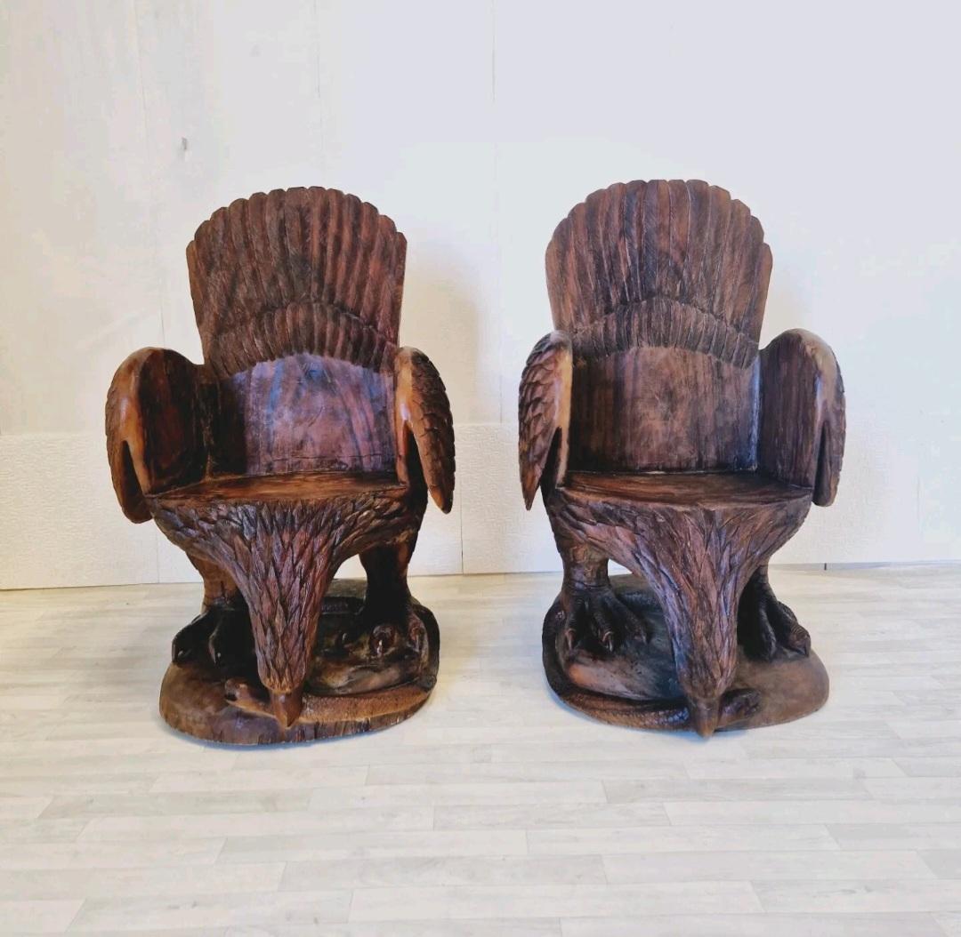 Poltrone brutaliste d'epoca in legno massiccio con sculture d'aquila in vendita 2