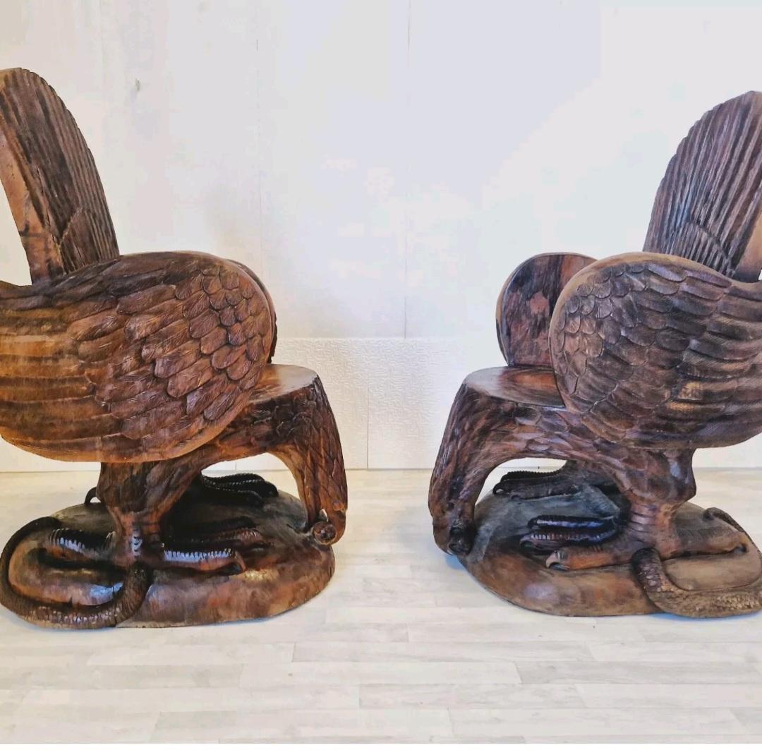 Poltrone brutaliste d'epoca in legno massiccio con sculture d'aquila in vendita 3