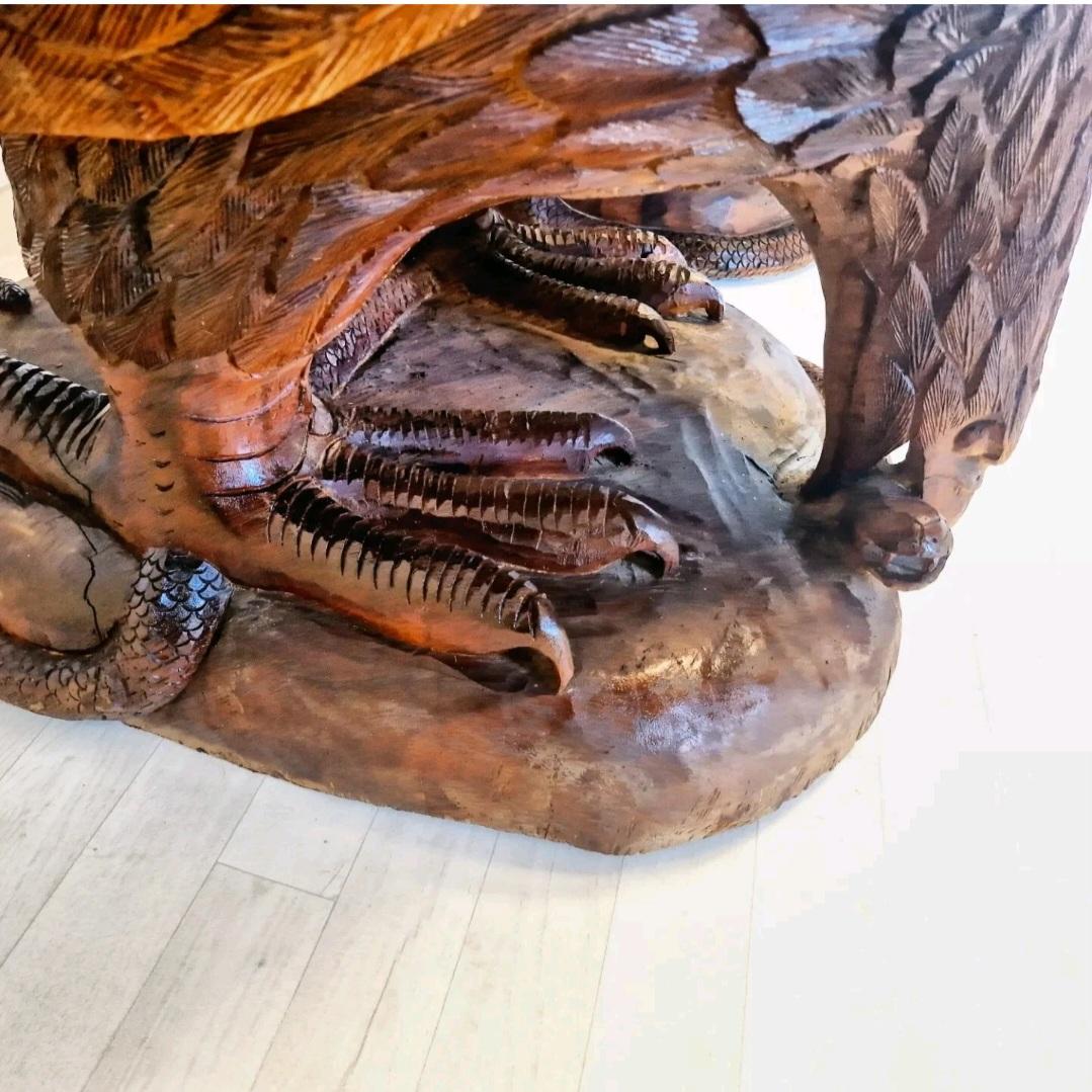 Poltrone brutaliste d'epoca in legno massiccio con sculture d'aquila in vendita 4