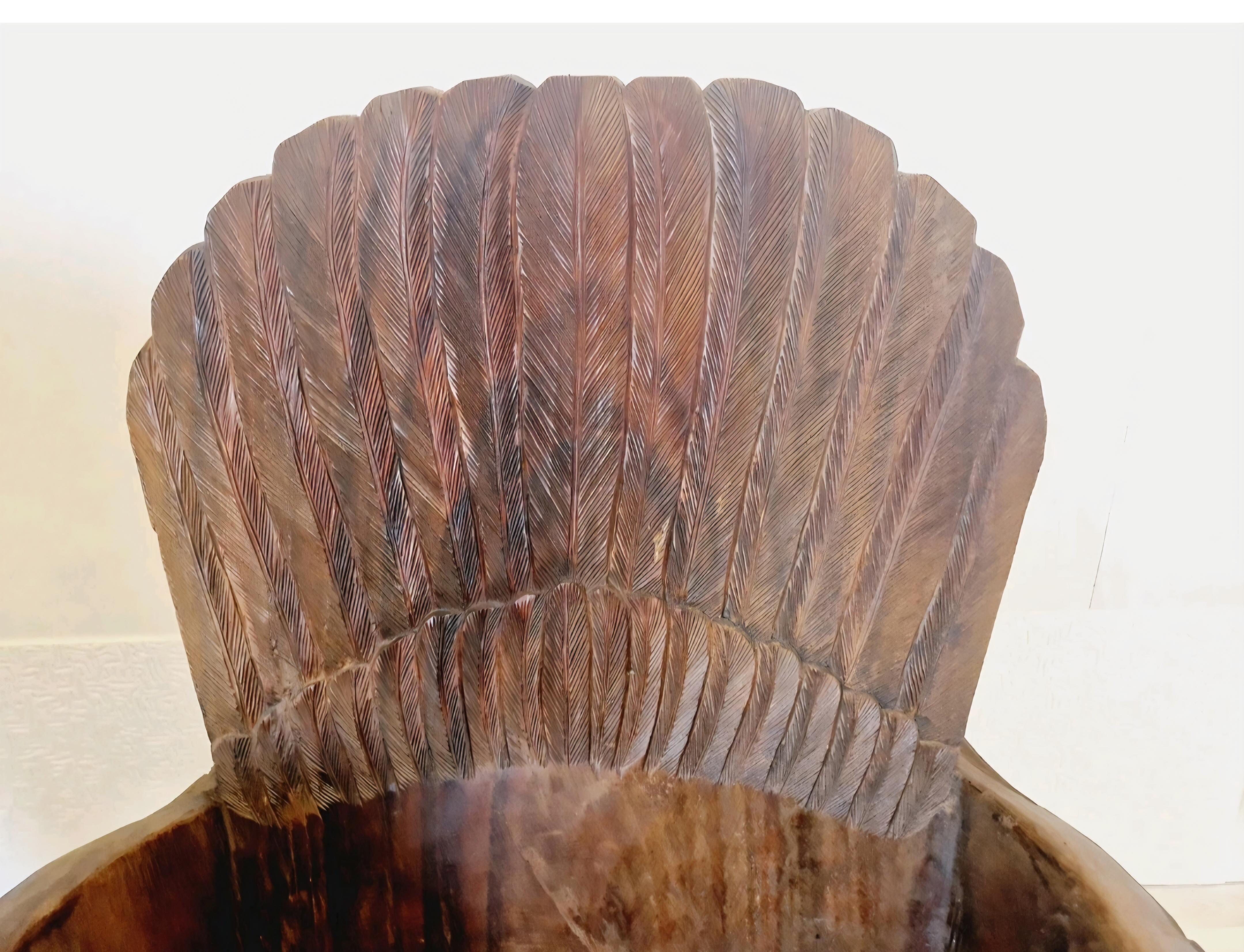 Brutalismo Poltrone brutaliste d'epoca in legno massiccio con sculture d'aquila in vendita