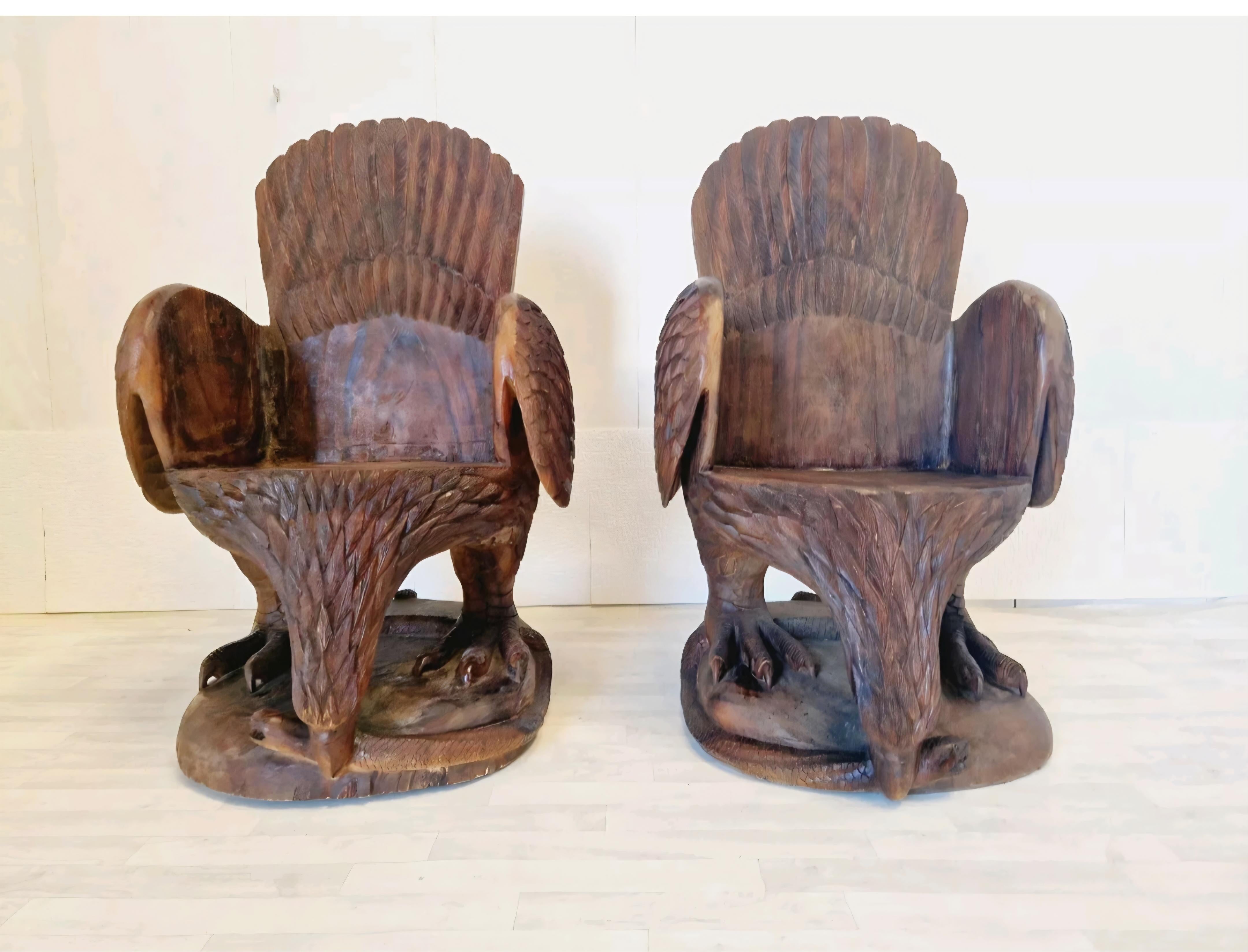 Francese Poltrone brutaliste d'epoca in legno massiccio con sculture d'aquila in vendita