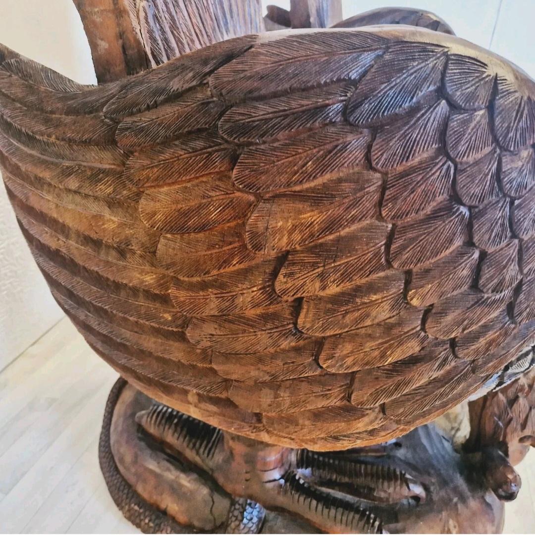 Poltrone brutaliste d'epoca in legno massiccio con sculture d'aquila in vendita 1