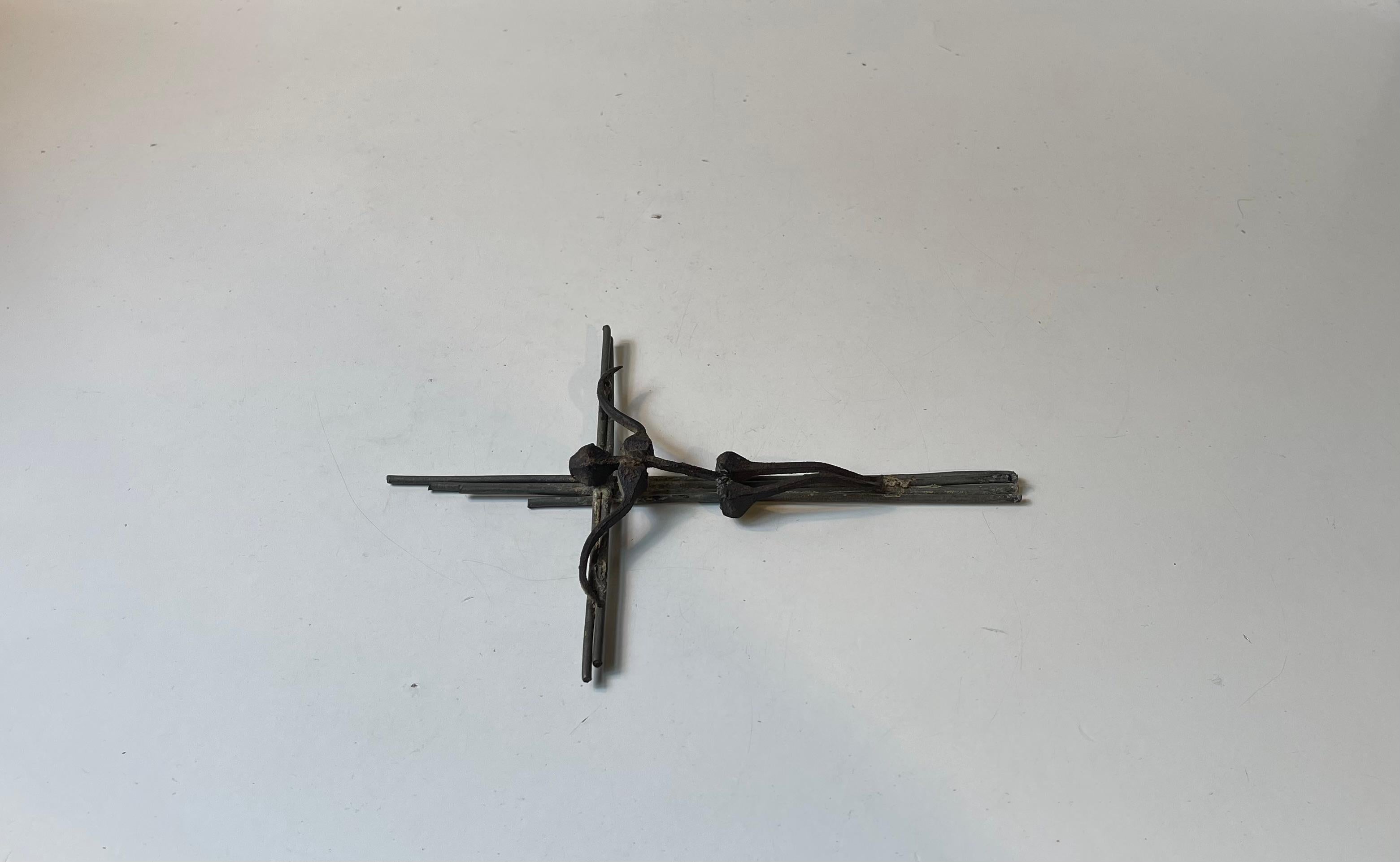 Vintage Brutalist Art Wall Crucifix in Iron Nails & Brass In Fair Condition For Sale In Esbjerg, DK