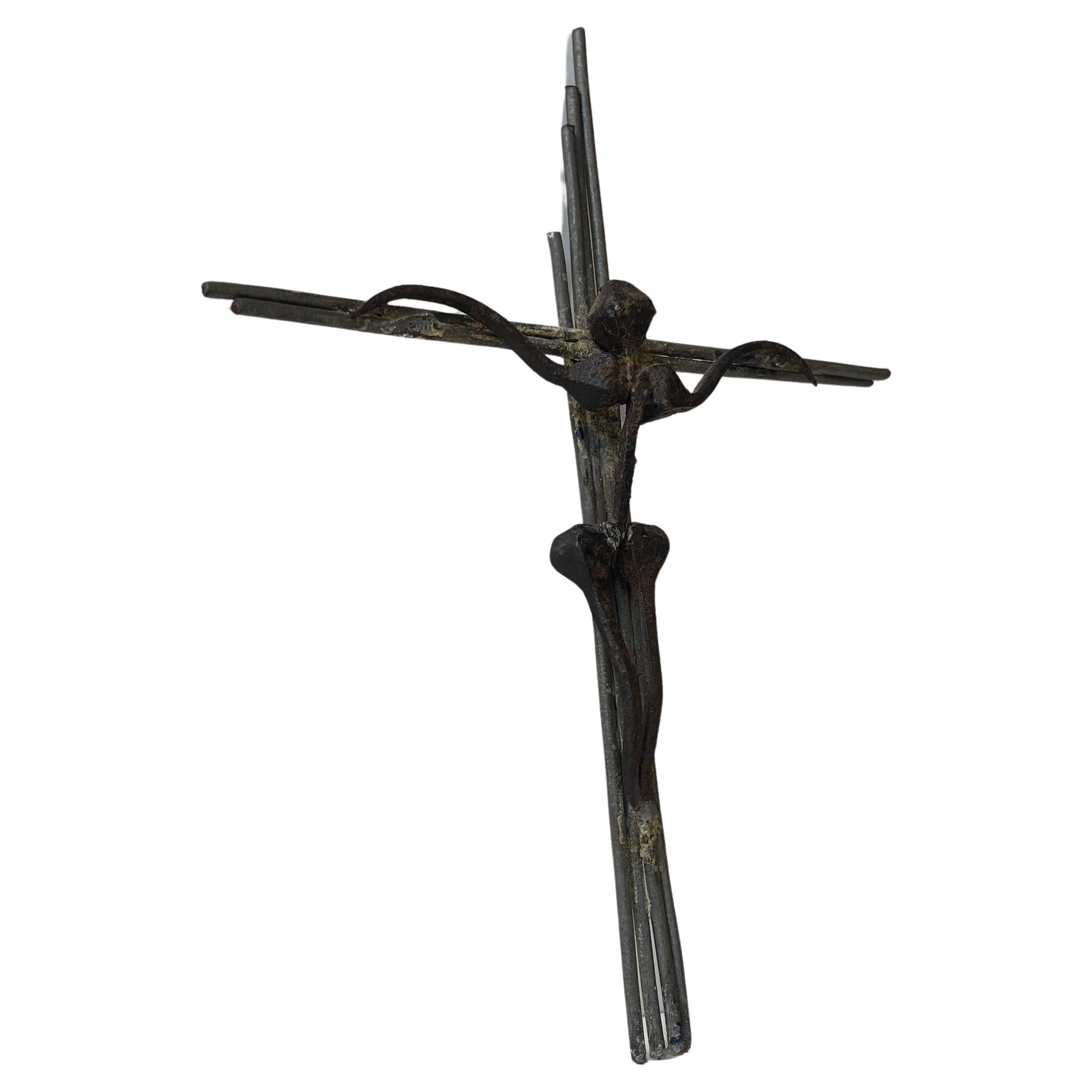 Crucifix mural brutaliste vintage en clous de fer et laiton en vente