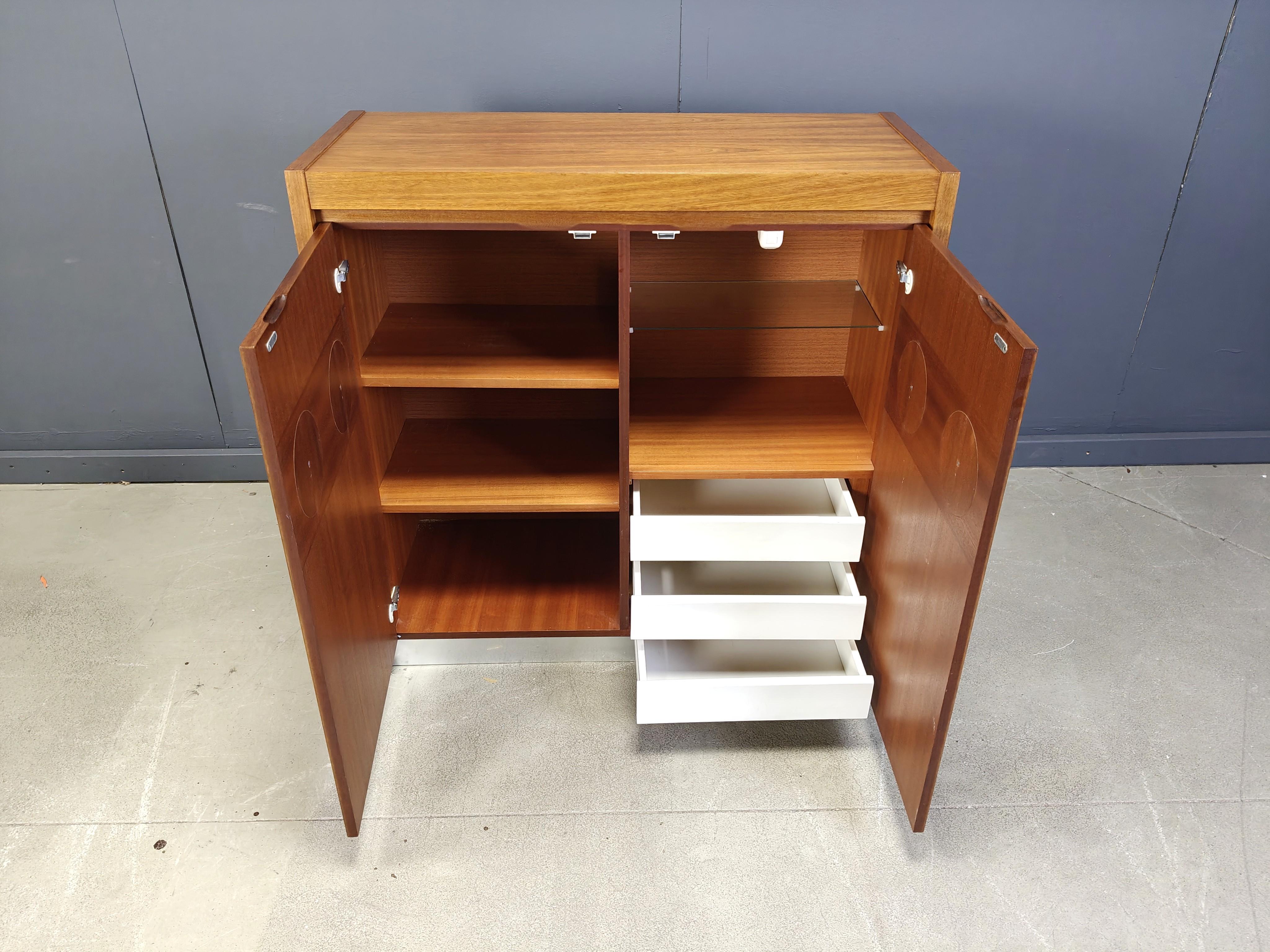 Barschrank im brutalistischen Stil, 1970er Jahre (Belgisch) im Angebot