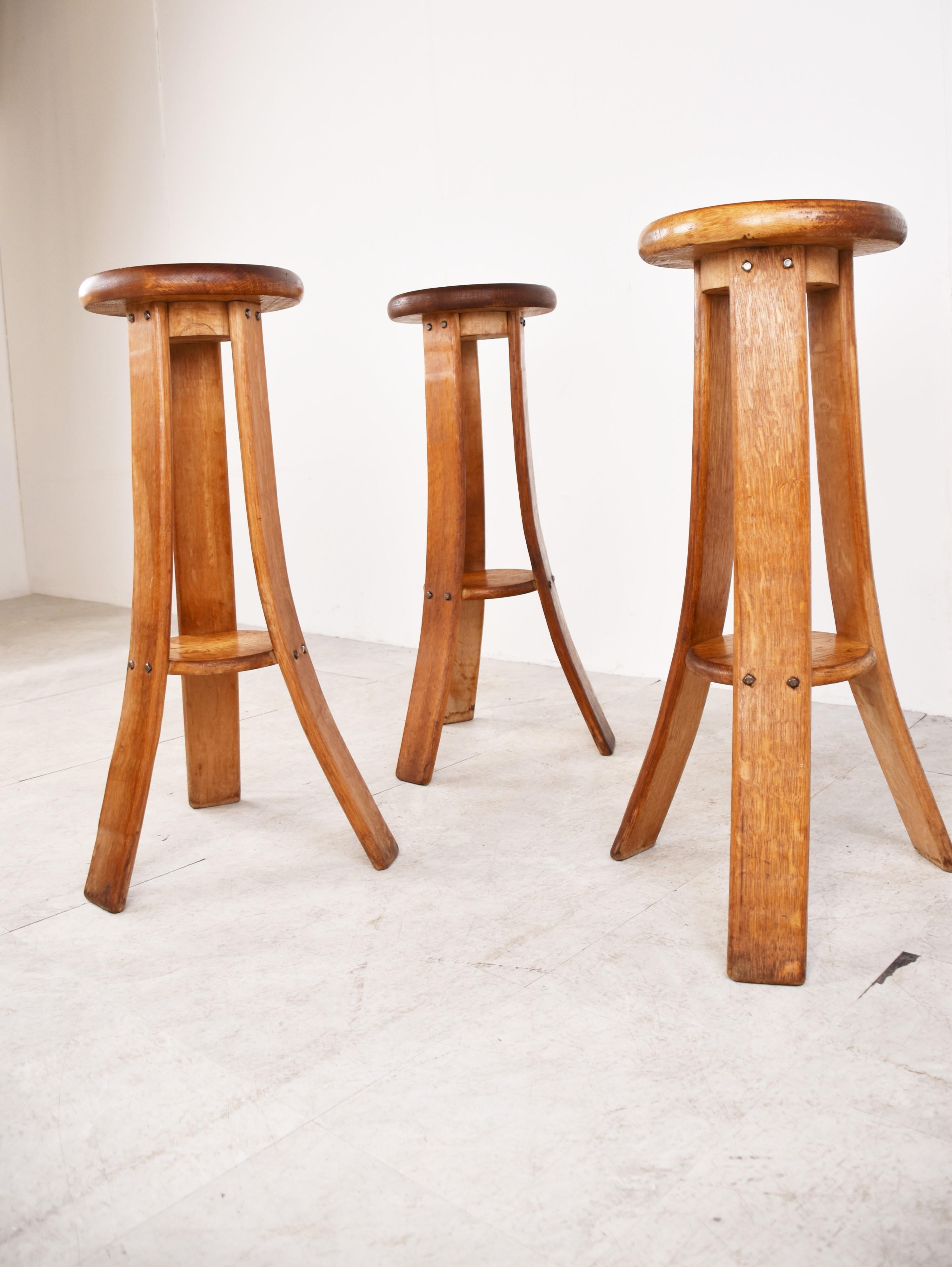 Attractive hand crafted brutalist bar stools.

Beautiful tripod bentwood base and a round seat.

Made from oak. 

Good original condition.

1960s - Germany

Dimensions:
Width: 46cm/18.11